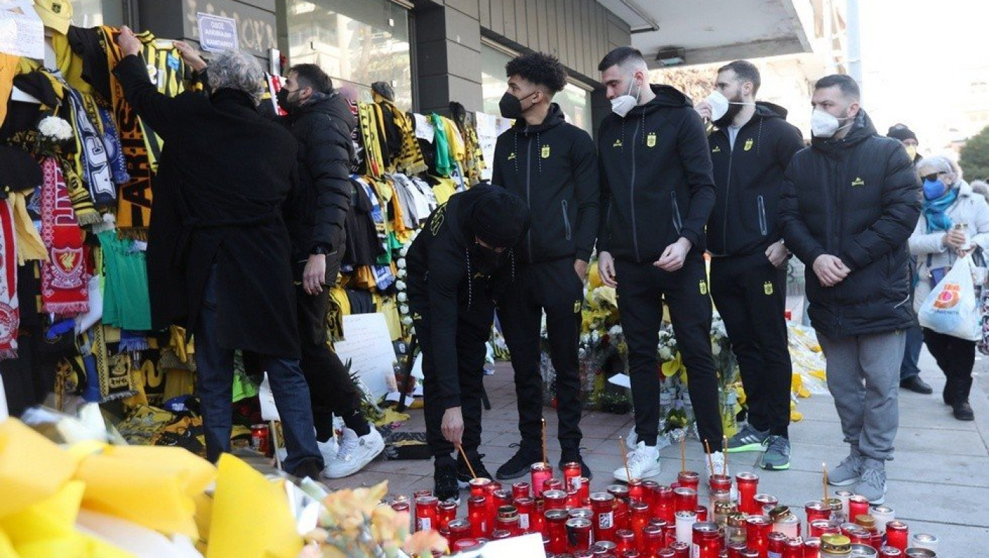 Οι παίκτες του μπασκετικού Αρη, το τεχνικό επιτελείο και η διοίκηση στο σημείο της δολοφονίας του Αλκη (Pics)