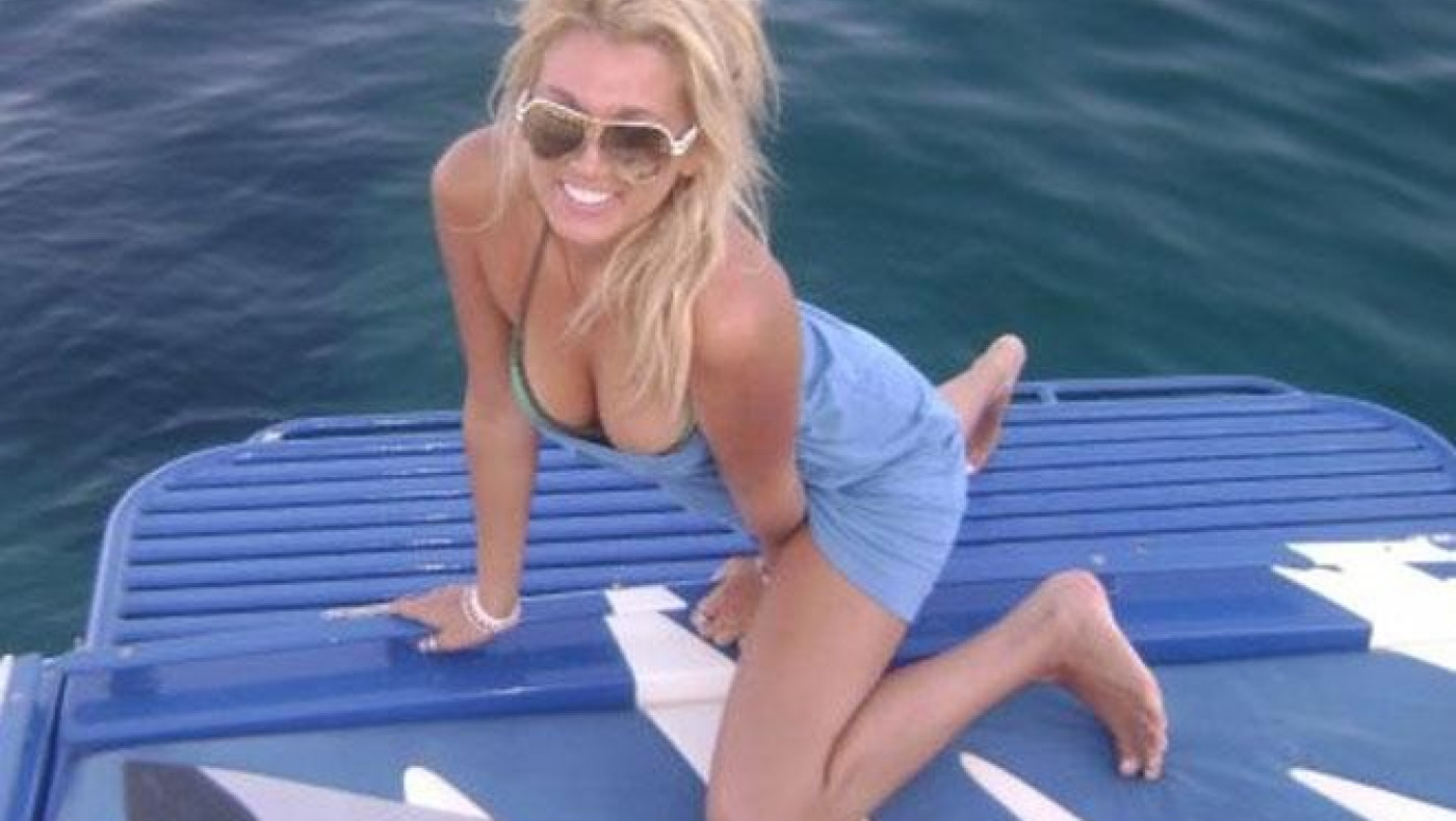 Η σέξι εμφάνιση της Κωσταντίνας Σπυροπούλου που «αναστάτωσε» τη Μύκονο (video)