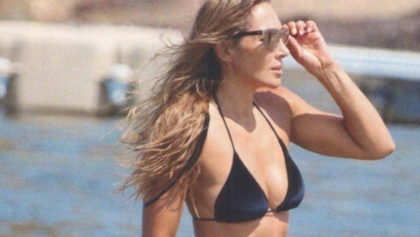 «Καυτή» Ελένη Πετρουλάκη στη Μύκονο (vid)