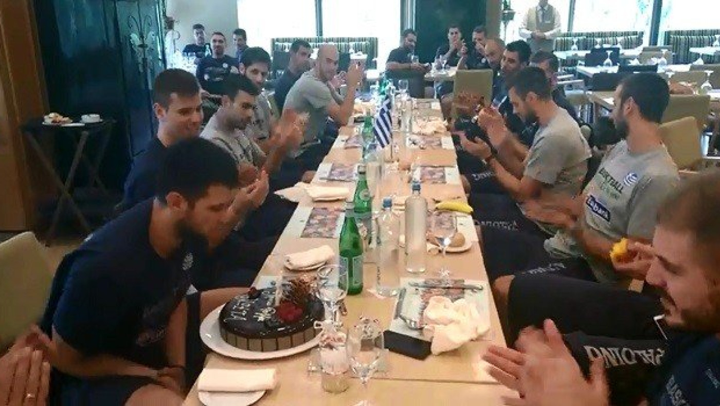 Τούρτα-έκπληξη στον «Παπ» (Vid)