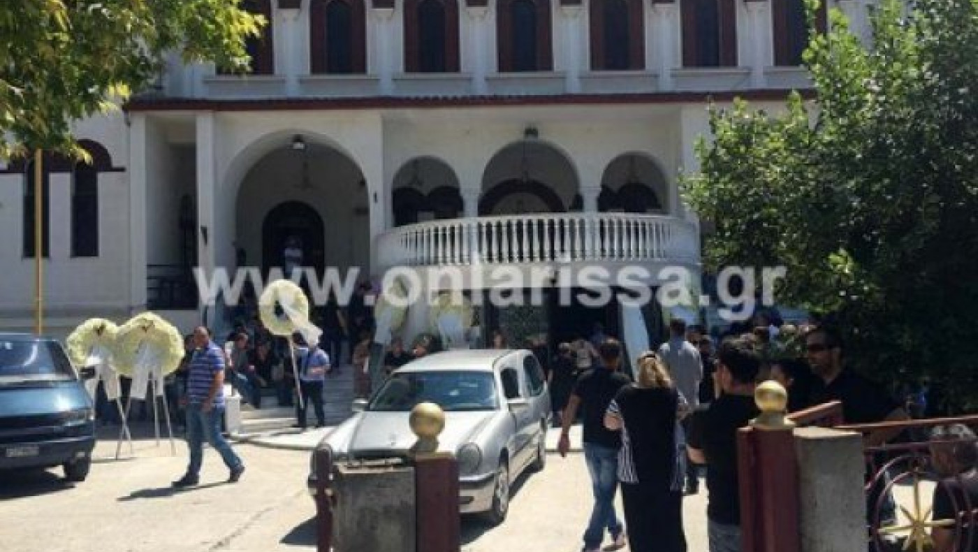 Θρήνος στην κηδεία του Δημήτρη Μόρα στη Λάρισα 