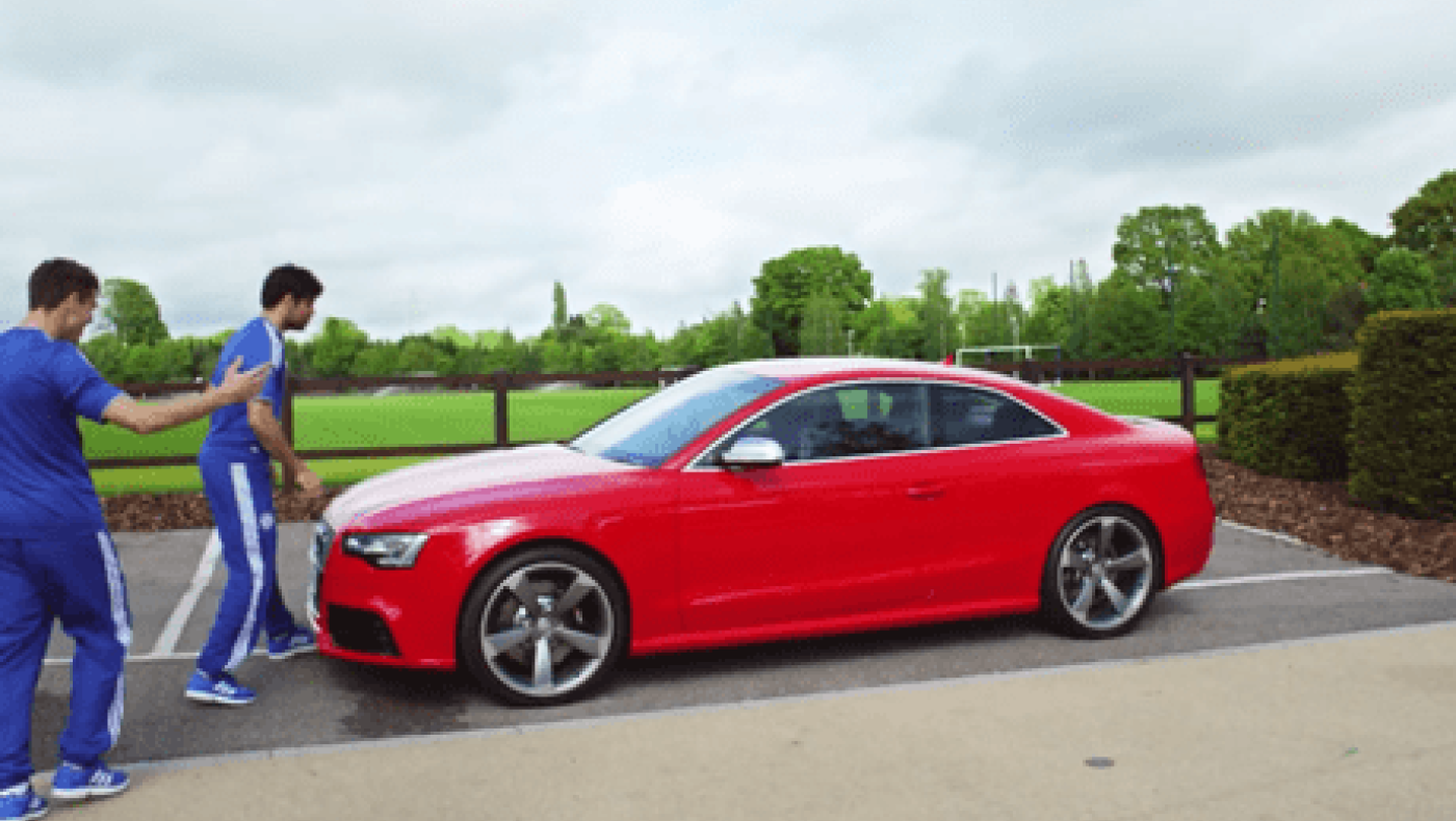 Οι παίκτες της Τσέλσι μετατρέπουν σε μπλε το αυτοκίνητο του Αζάρ (vid)