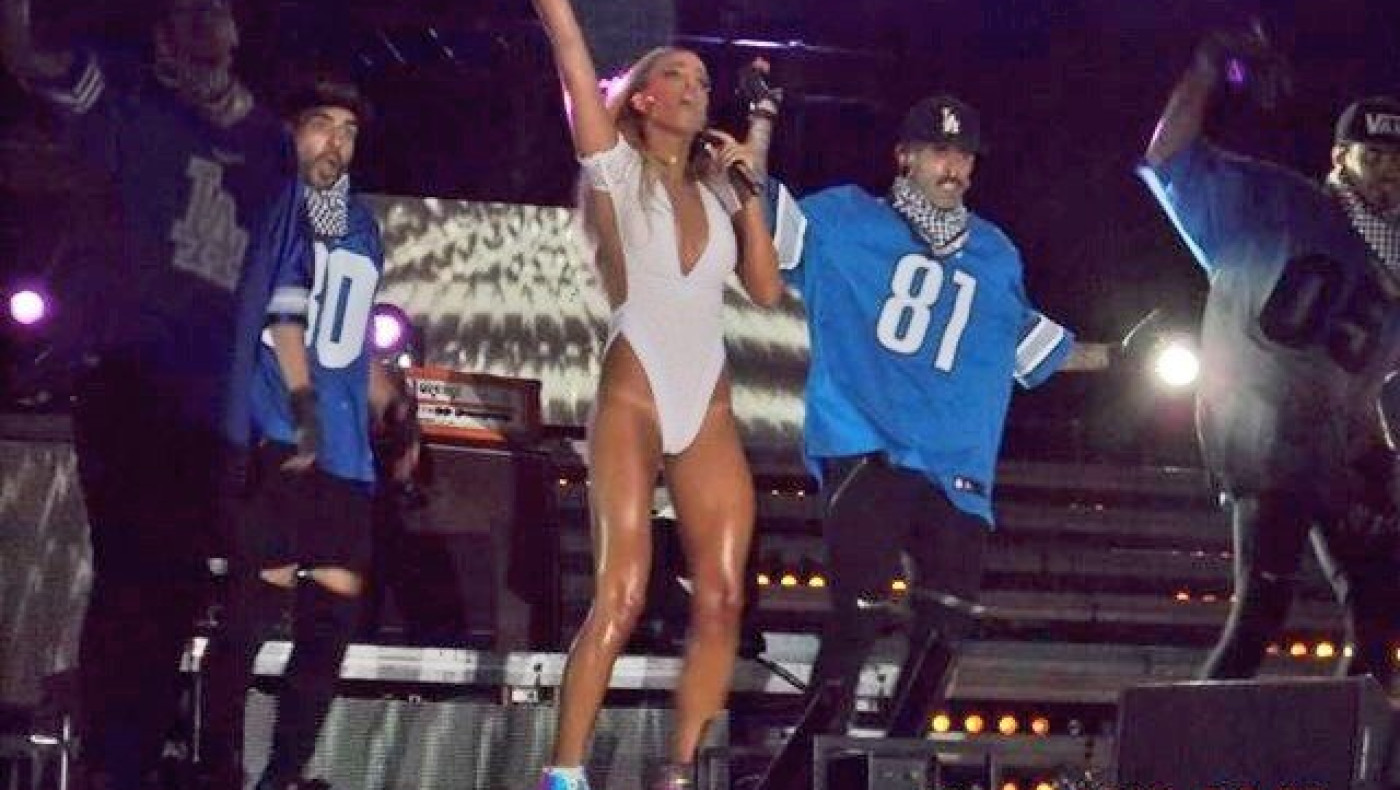 Η μαυρισμένη σέξι Στικούδη (Pics)