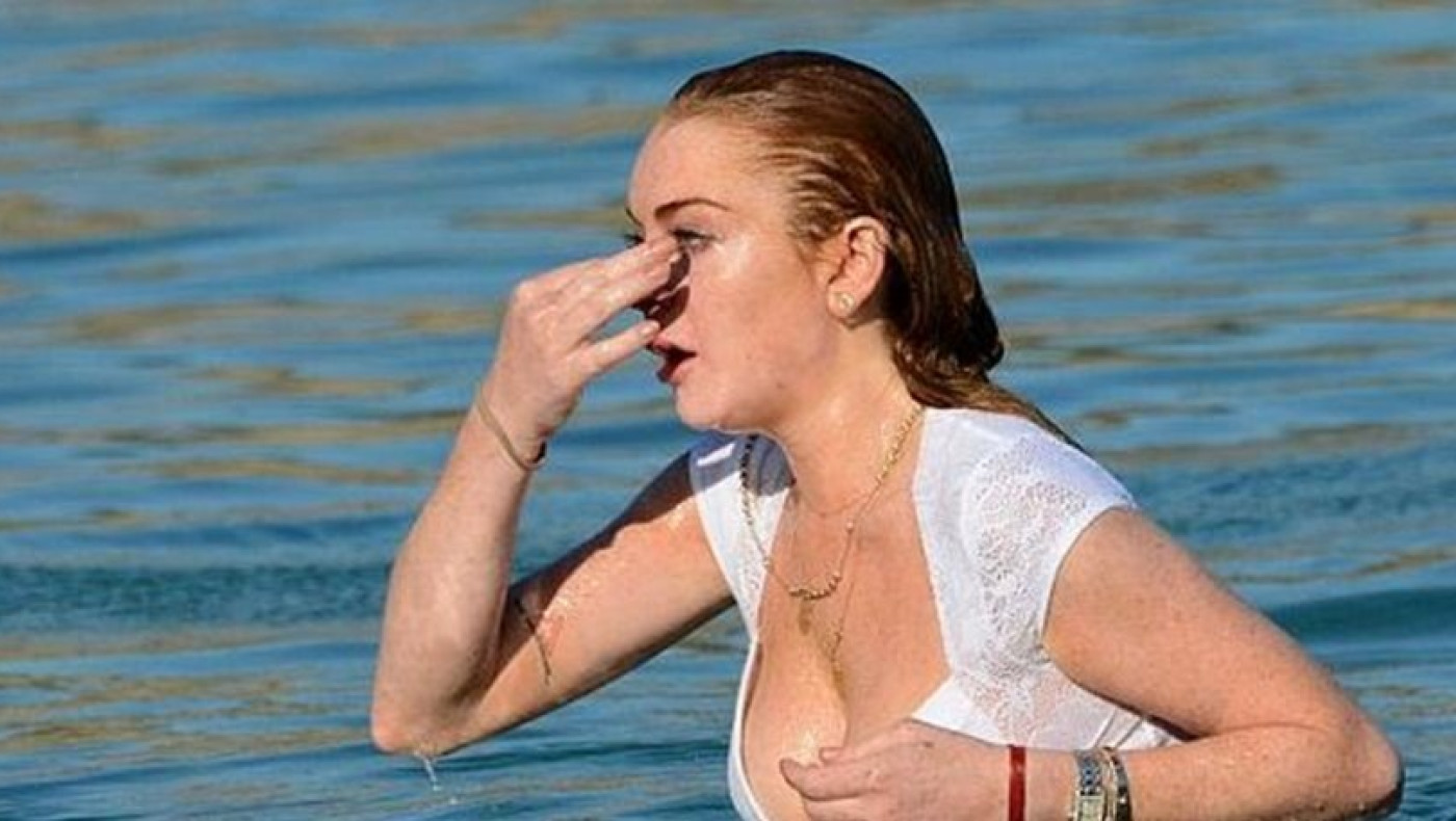 Λίντσεϊ Λόχαν: Βούτηξε στα νερά της Μυκόνου με δαντελένια λευκά εσώρουχα