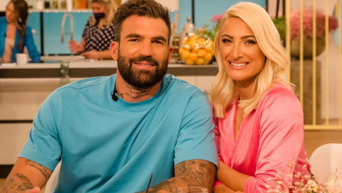 Τούνη και Αλεξάνδρου ποζάρουν ημίγυμνοι δίπλα από το τζάκι