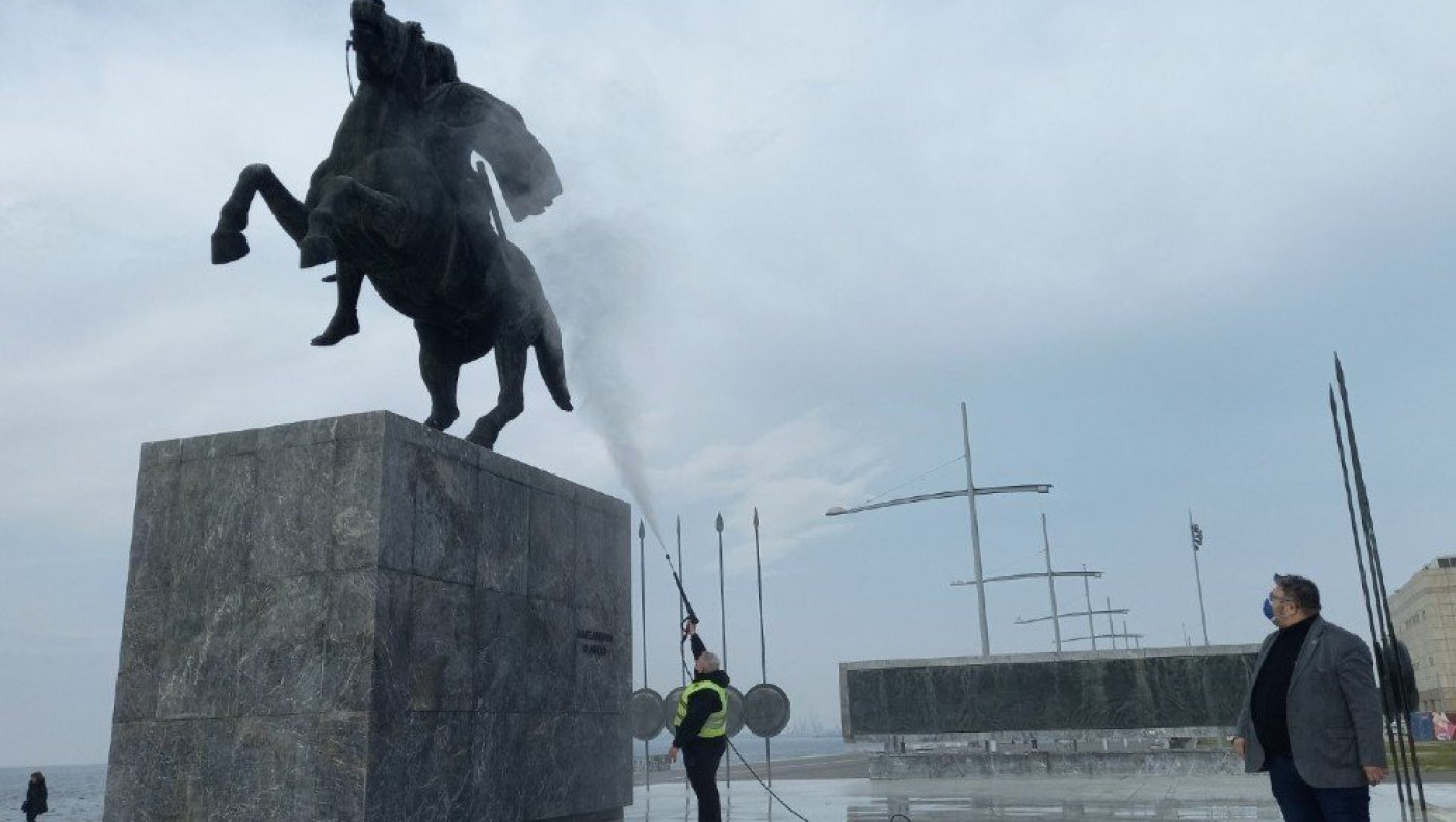 Καθάρισαν κακώς εννοούμενα γκράφιτι στο άγαλμα του Μεγάλου Αλεξάνδρου