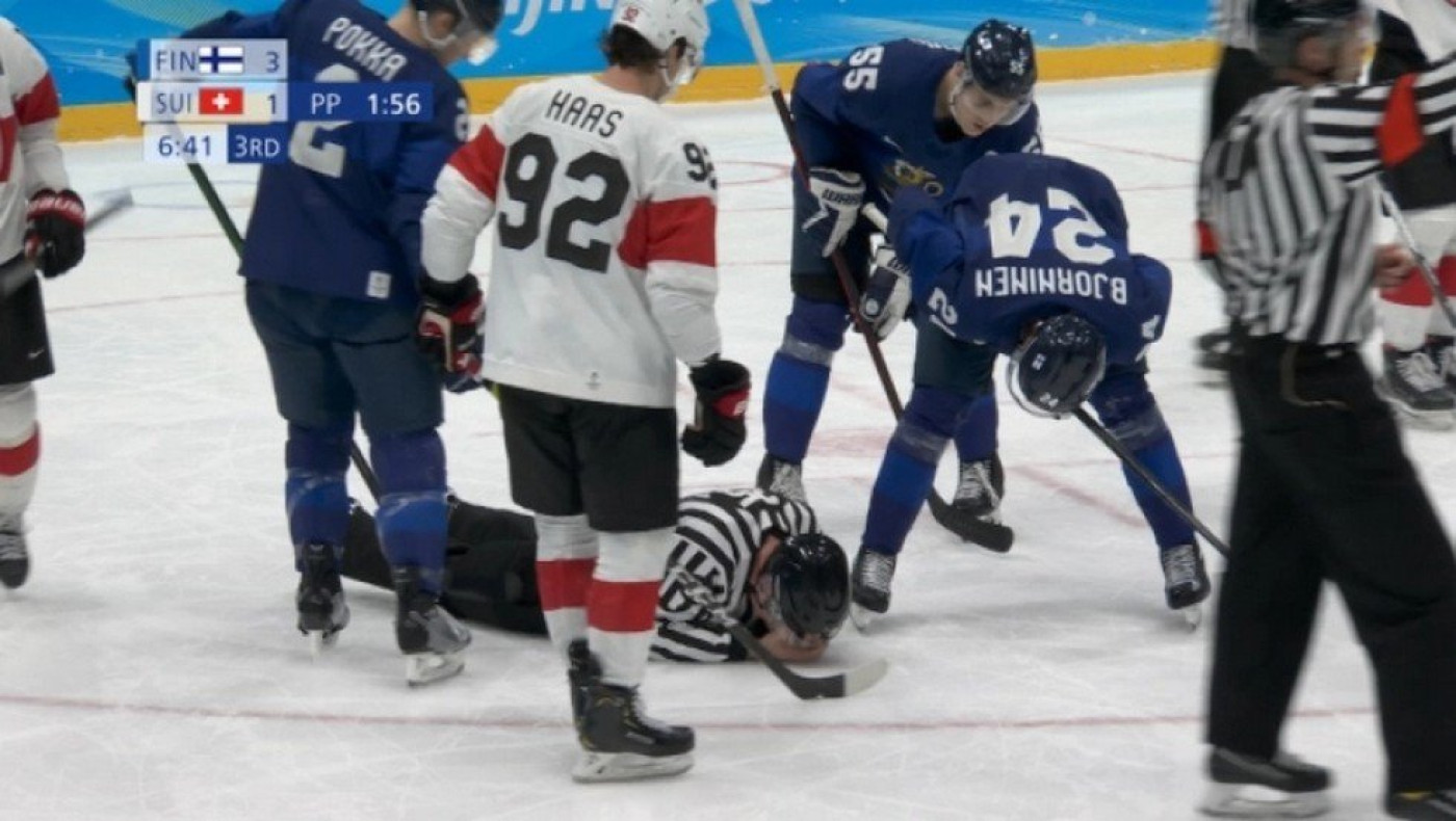 Διαιτητής χόκεϊ δέχτηκε το πακ στο πρόσωπο και σωριάστηκε στο έδαφος