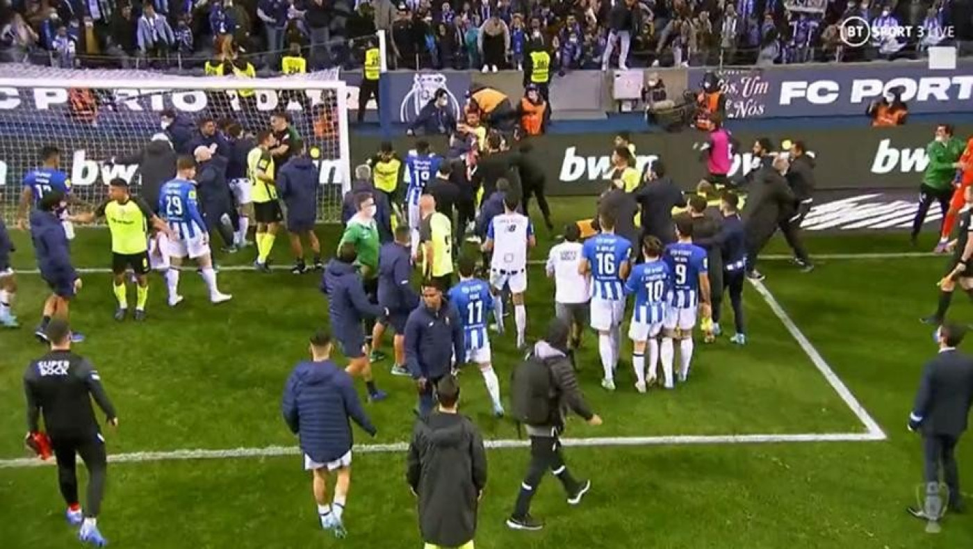 Πέντε λεπτά χάους στο «Ντραγκάο» ανάμεσα σε Πόρτο και Σπόρτινγκ!