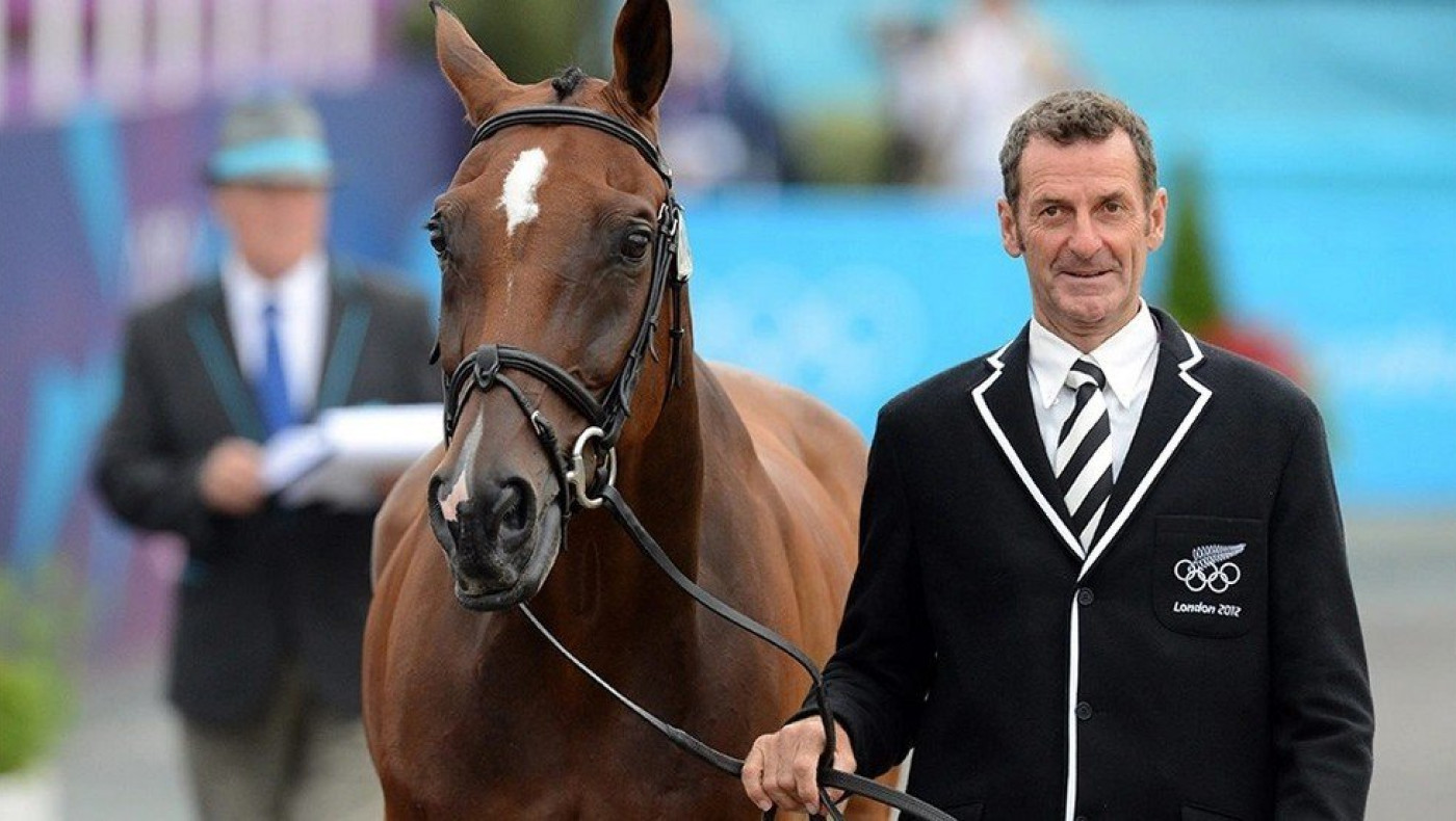 Χρυσός Ολυμπιονίκης της ιππασίας μαστιγώνει άλογο με κλαδί (vid)