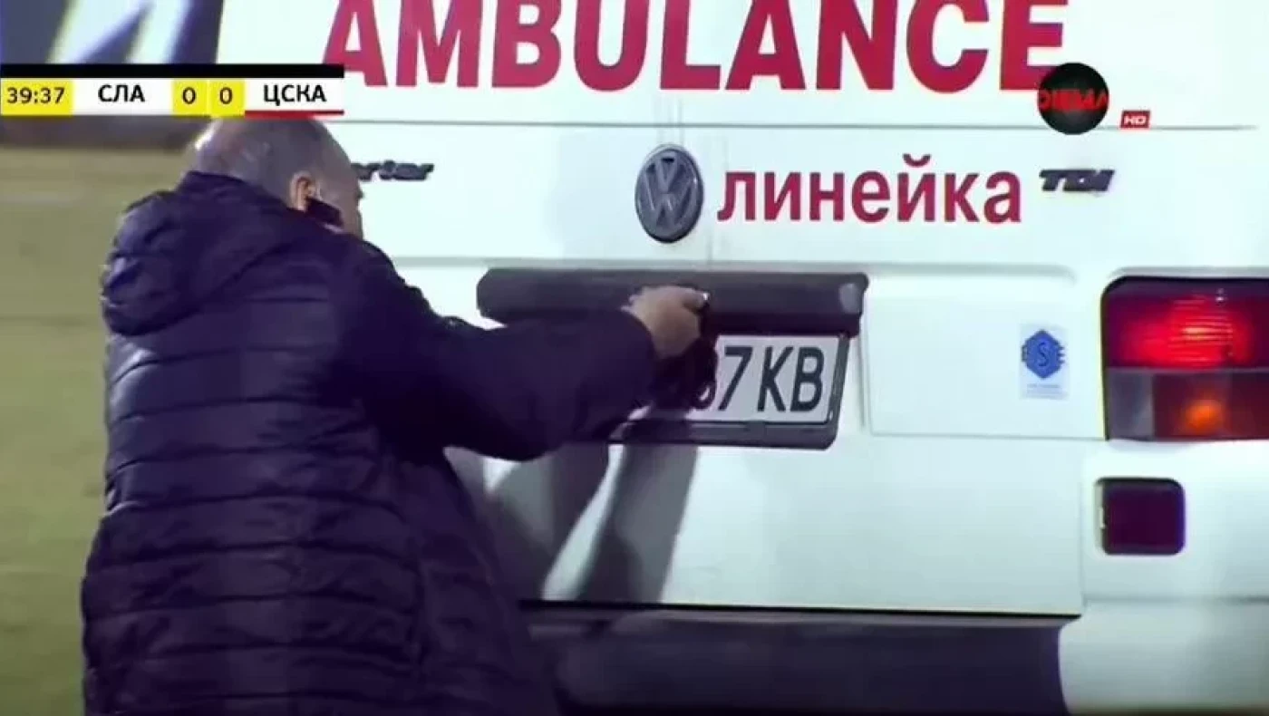 Ποδοσφαιριστές στη Βουλγαρία προσπαθούν να ανοίξουν φρακαρισμένη πόρτα ασθενοφόρου για τραυματία συμπαίκτη