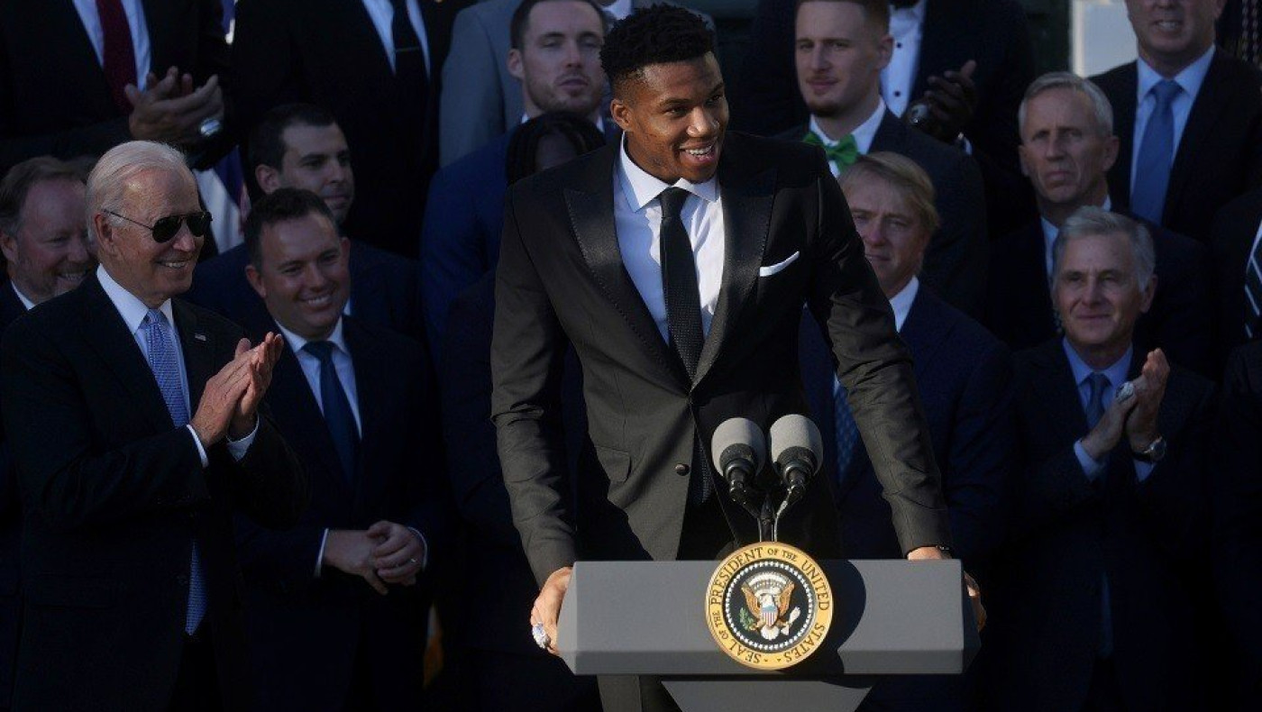 Αντετοκούνμπο: Πώς βγάζει περισσότερα εκατομμύρια έξω από τα παρκέ