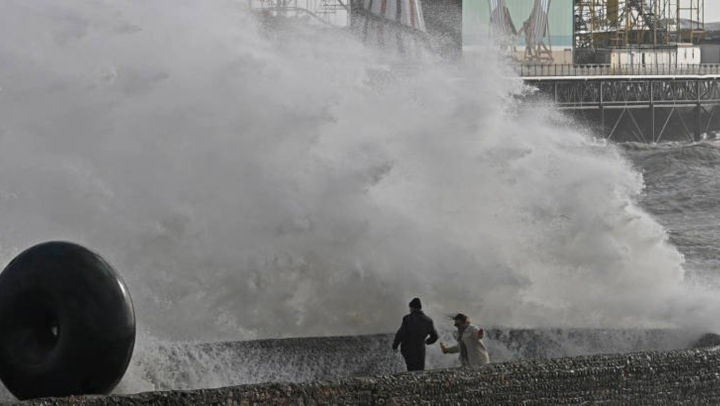 Βρετανία: Δύο νεκροί από την καταιγίδα «Γιούνις» - Τρένα, αεροπλάνα καθηλωμένα