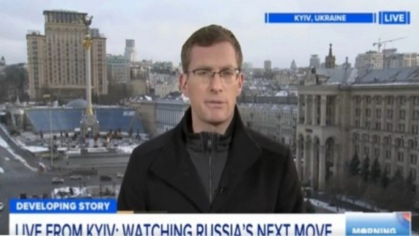 VIRAL: Δημοσιογράφος μετέδωσε σε έξι γλώσσες τις εξελίξεις στην Ουκρανία!