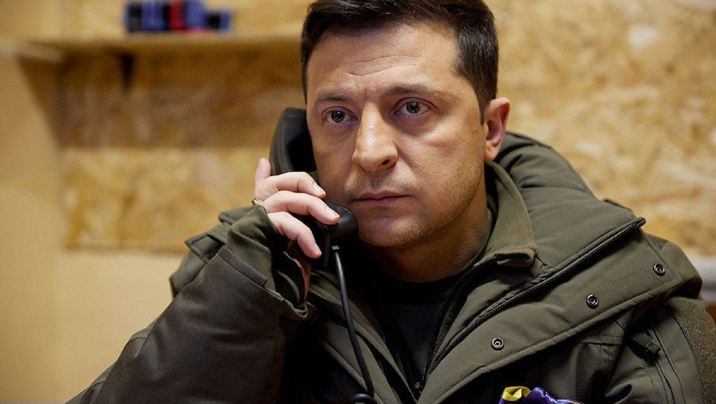 Ο Ζελένσκι καλεί τους Ουκρανούς να υπερασπιστούν τη χώρα και υπόσχεται να διανείμει όπλα