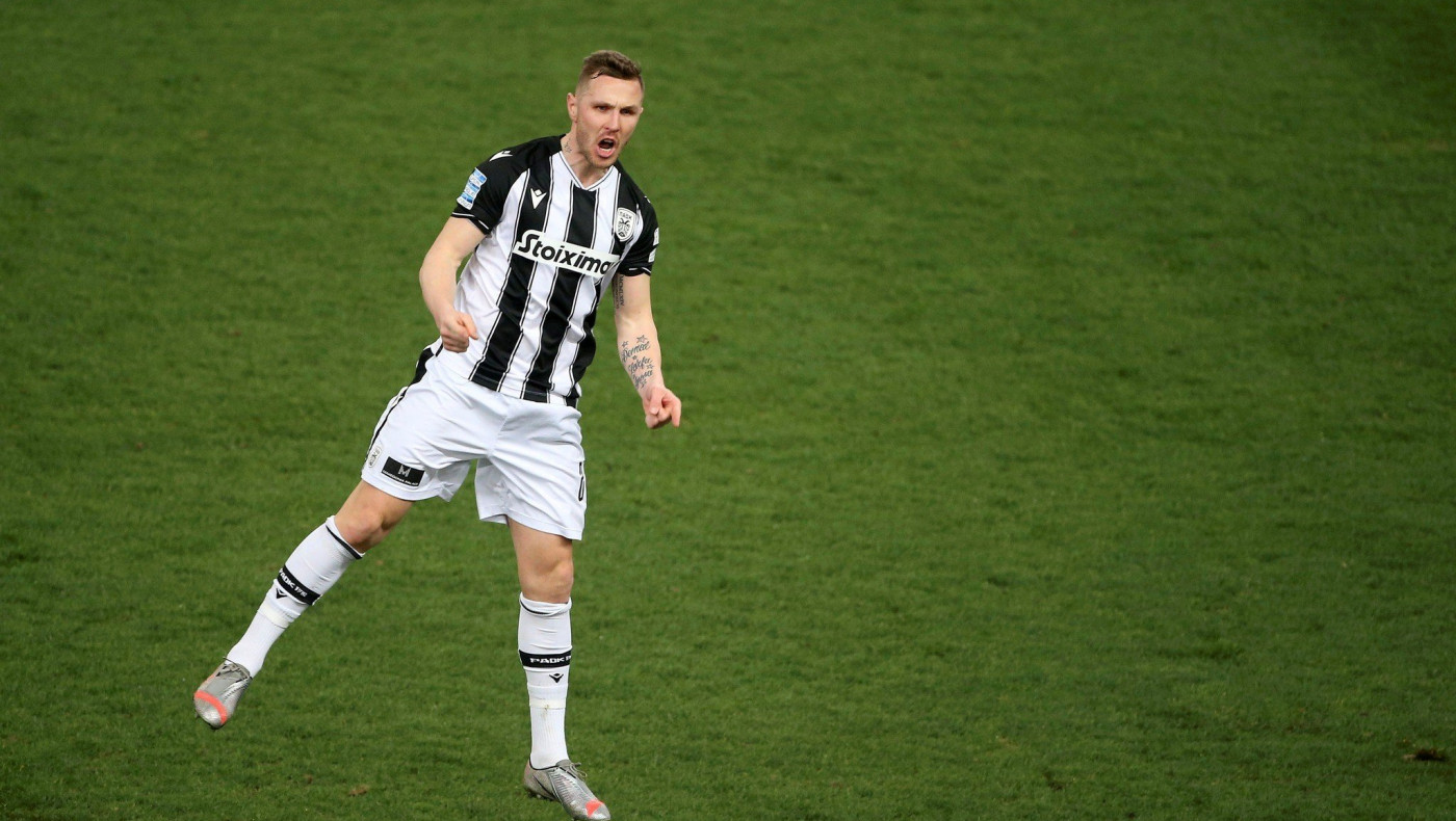 Όρθιος παρά τα... φάλτσα του Ιταλού που ήρθε για να δώσει το φιλί της ζωής στην ΑΕΚ