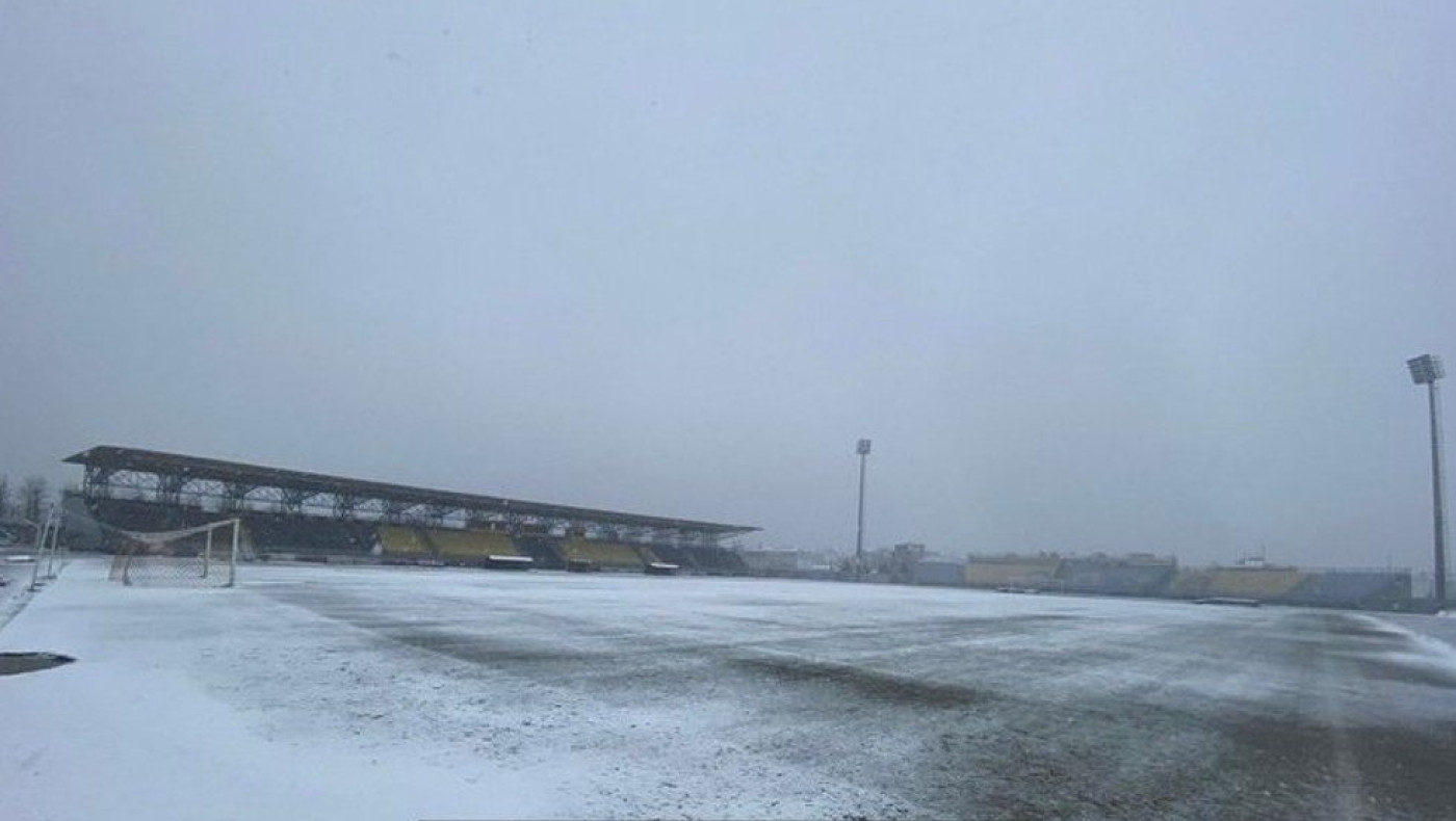 Στα... λευκά το γήπεδο της Αναγέννησης - Κρίνεται το ματς με τον ΠΑΟΚ Β'