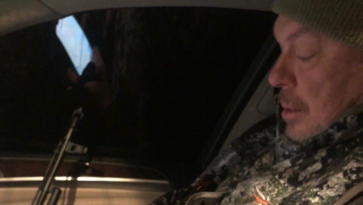 Ουκρανία: Ο Σάσα Βολκόφ έβαλε την παραλλαγή και πήρε το όπλο του!