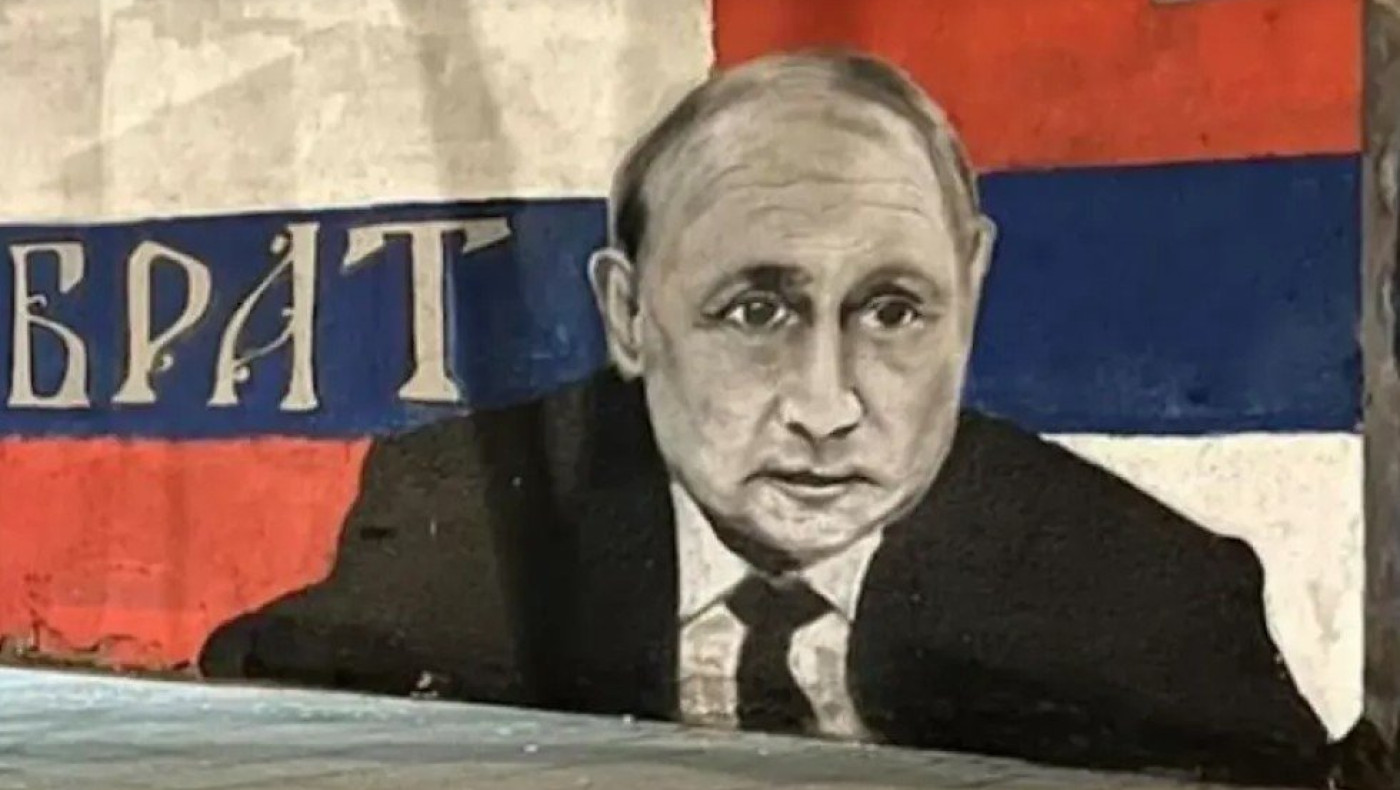 Σερβία: Βανδάλισαν γκράφιτι με τον «αδελφό» Πούτιν