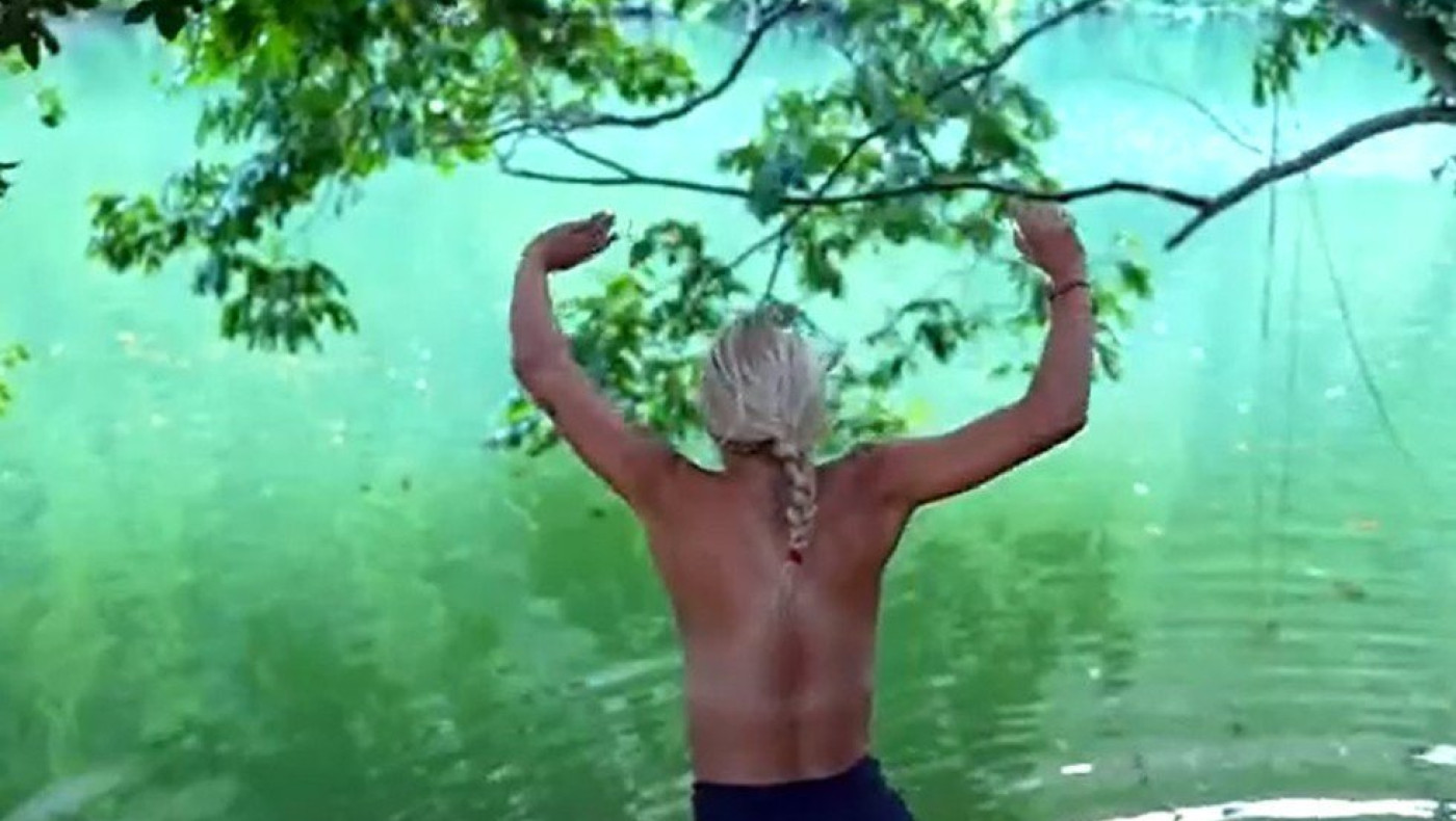 Survivor: Η Ευρυδίκη Παπαδοπούλου topless στον Άγιο Δομίνικο!