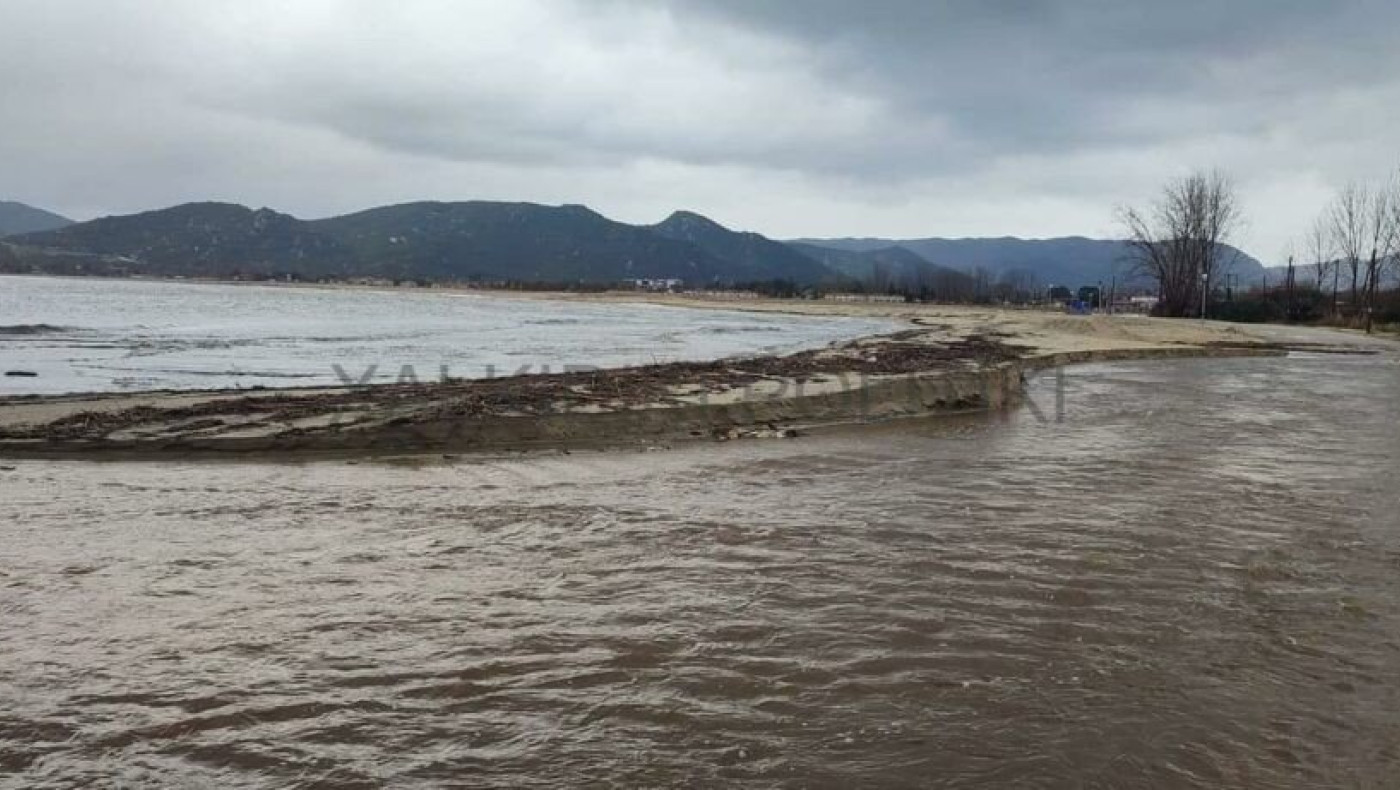 Χαλκιδική: Λίμνη η παραλία Συκιάς από τη βροχή