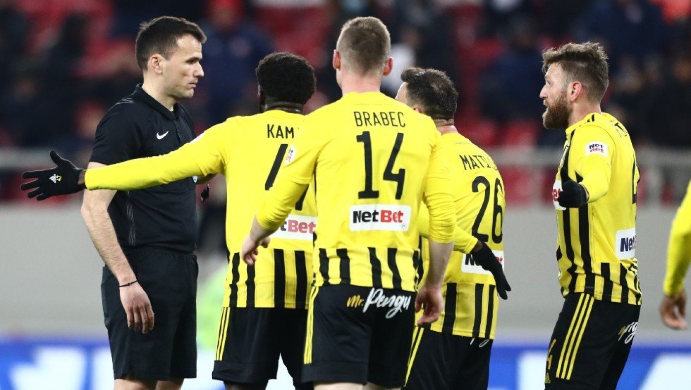 Ο Μανούχος εξέθεσε τον Κλάτενμπεργκ με το «φρένο» που έβαλε στον Αρη﻿