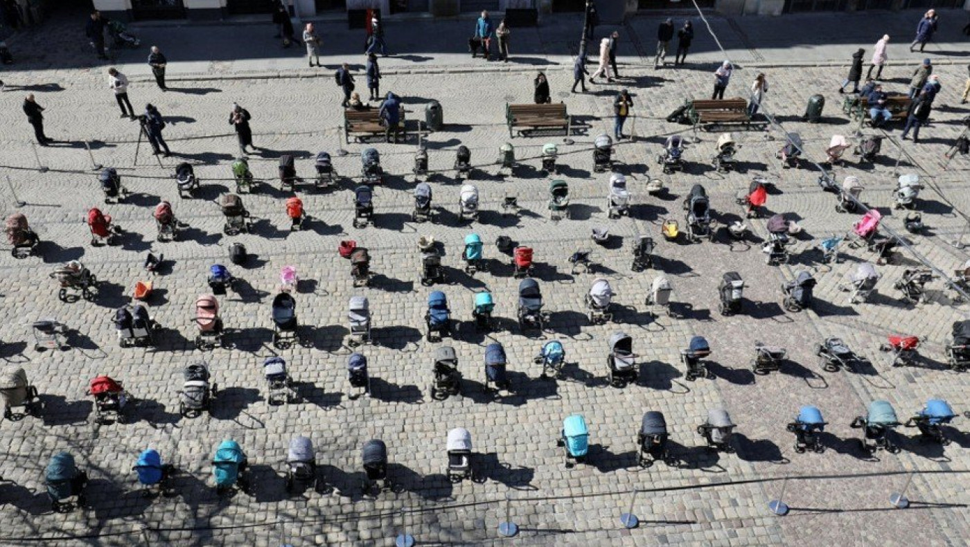 Συγκλονιστική φωτογραφία: 109 άδεια παιδικά καρότσια για τα 109 νεκρά παιδιά του πολέμου στην Ουκρανία