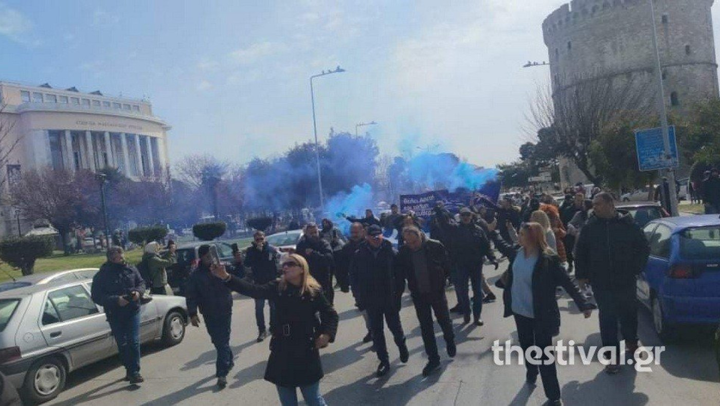 Θεσσαλονίκη: Πορεία αντιεμβολιαστών – Κρατούν ρωσικές σημαίες και ζητούν να μην εμπλακεί η Ελλάδα στον πόλεμο της Ουκρανίας