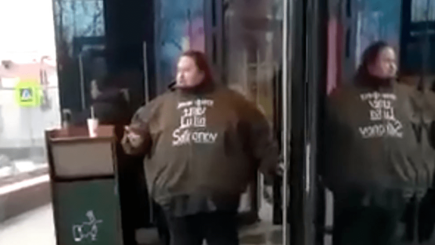 Ρωσία: Αλυσοδέθηκε στα McDonald's για να μην τα κλείσουν