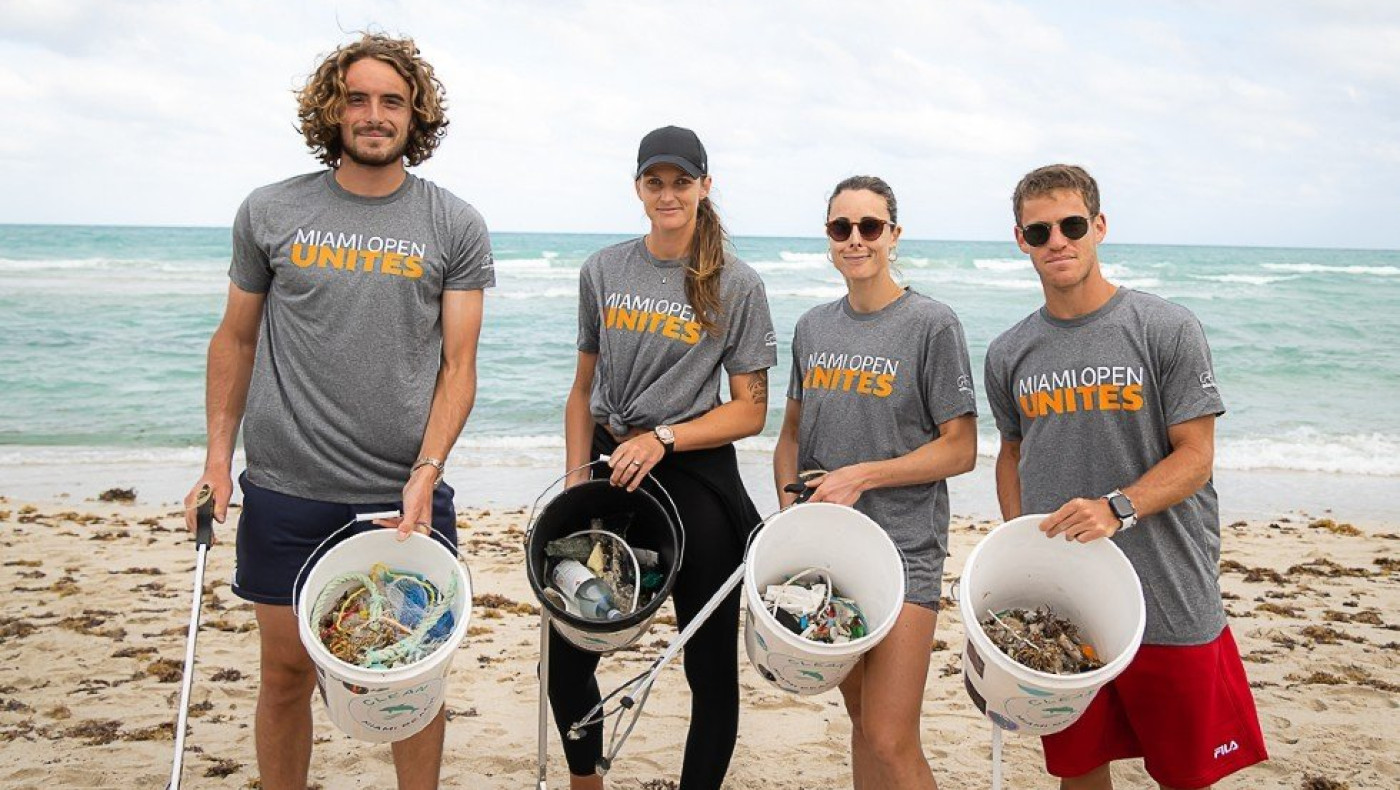 Η οικολογική πλευρά του Τσιτσιπά: Μάζεψε σκουπίδια από την παραλία του Μαϊάμι