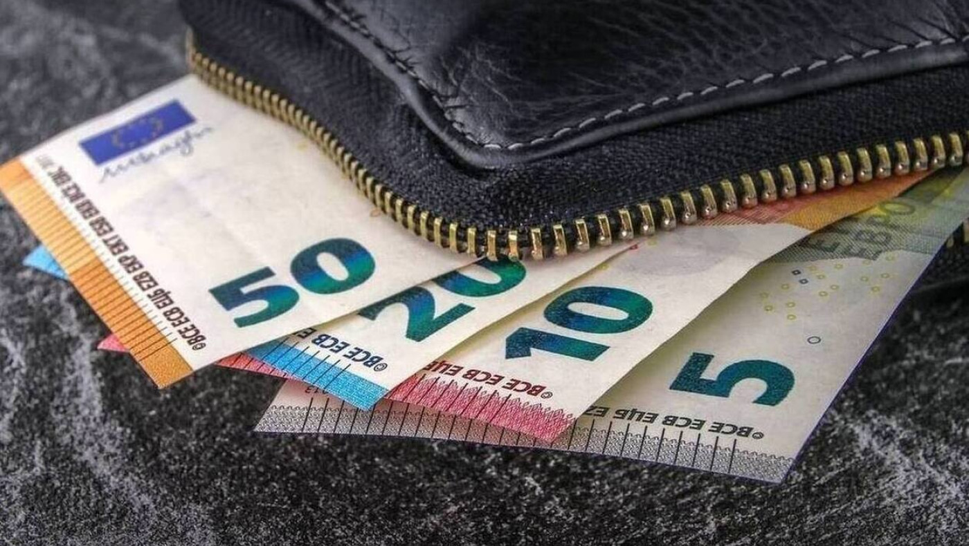 Σενάρια για αύξηση «έκπληξη» του κατώτατου μισθού