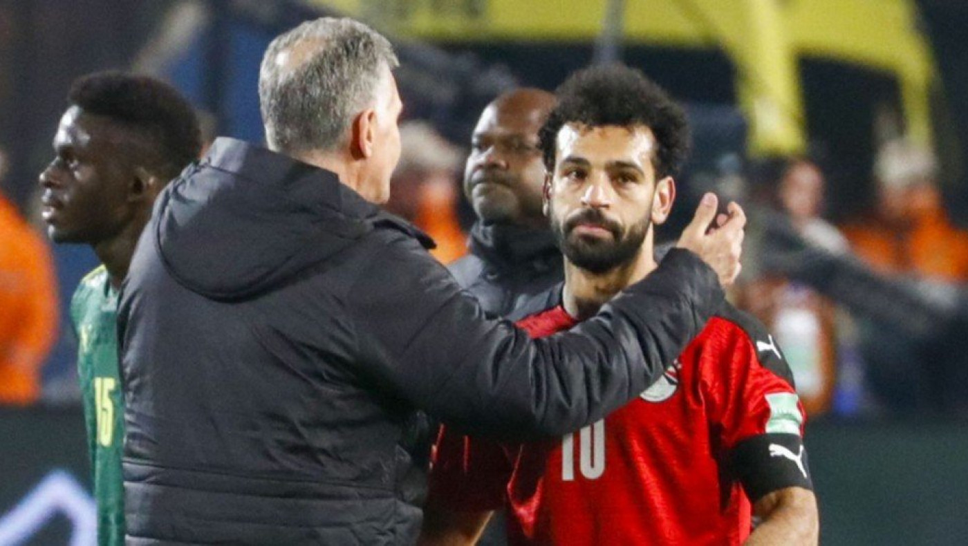 Με σωματοφύλακες και… βροχή από αντικείμενα η αποχώρηση του Σαλάχ