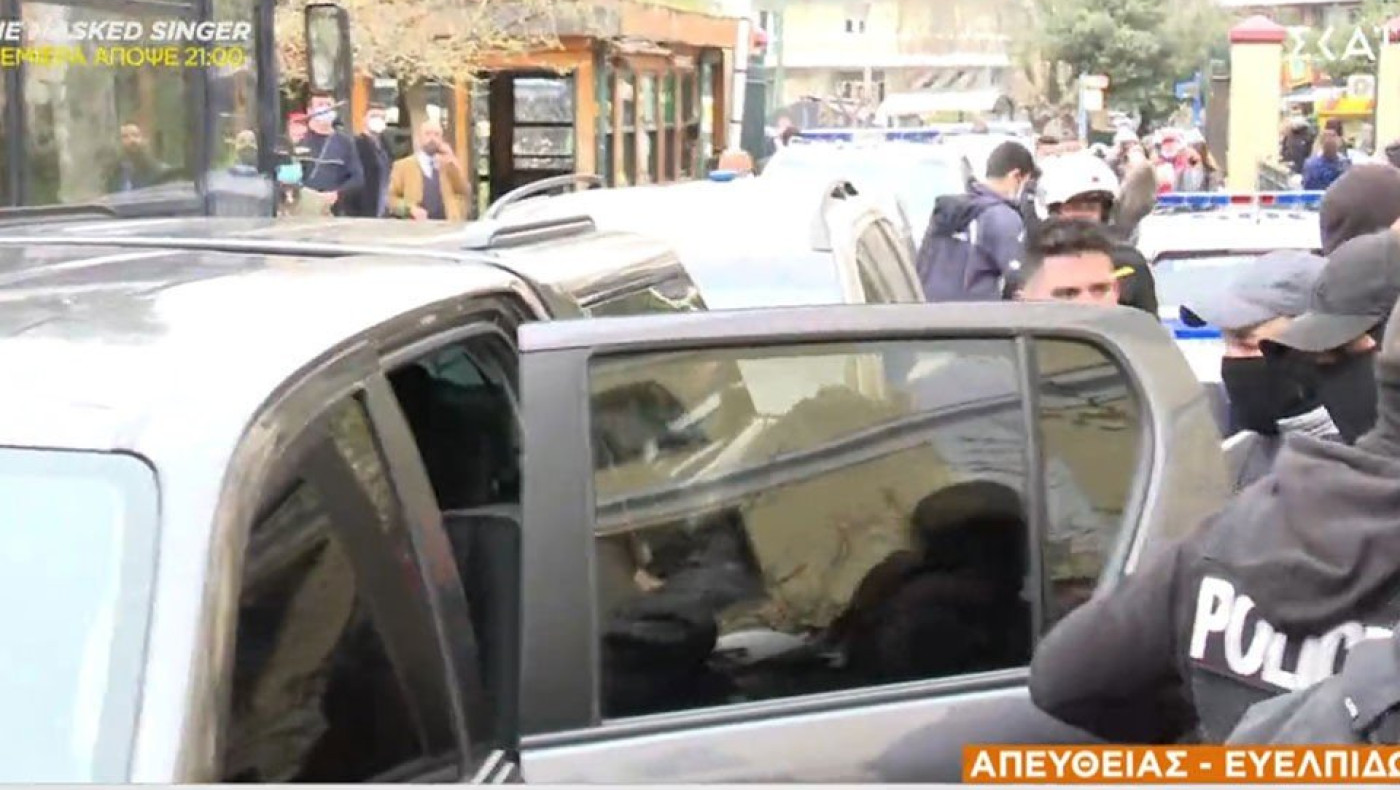 Έφτασε στην Ευελπίδων κουκουλωμένη και με αλεξίσφαιρο η Ρούλα Πισπιρίγκου