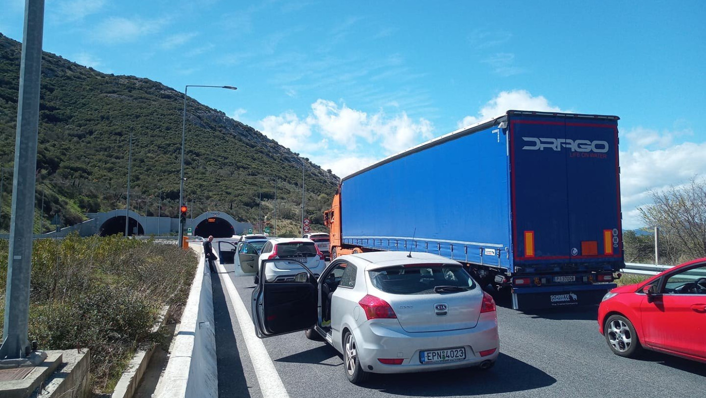 Μποτιλιάρισμα στη μεγάλη σήραγγα των Τεμπών