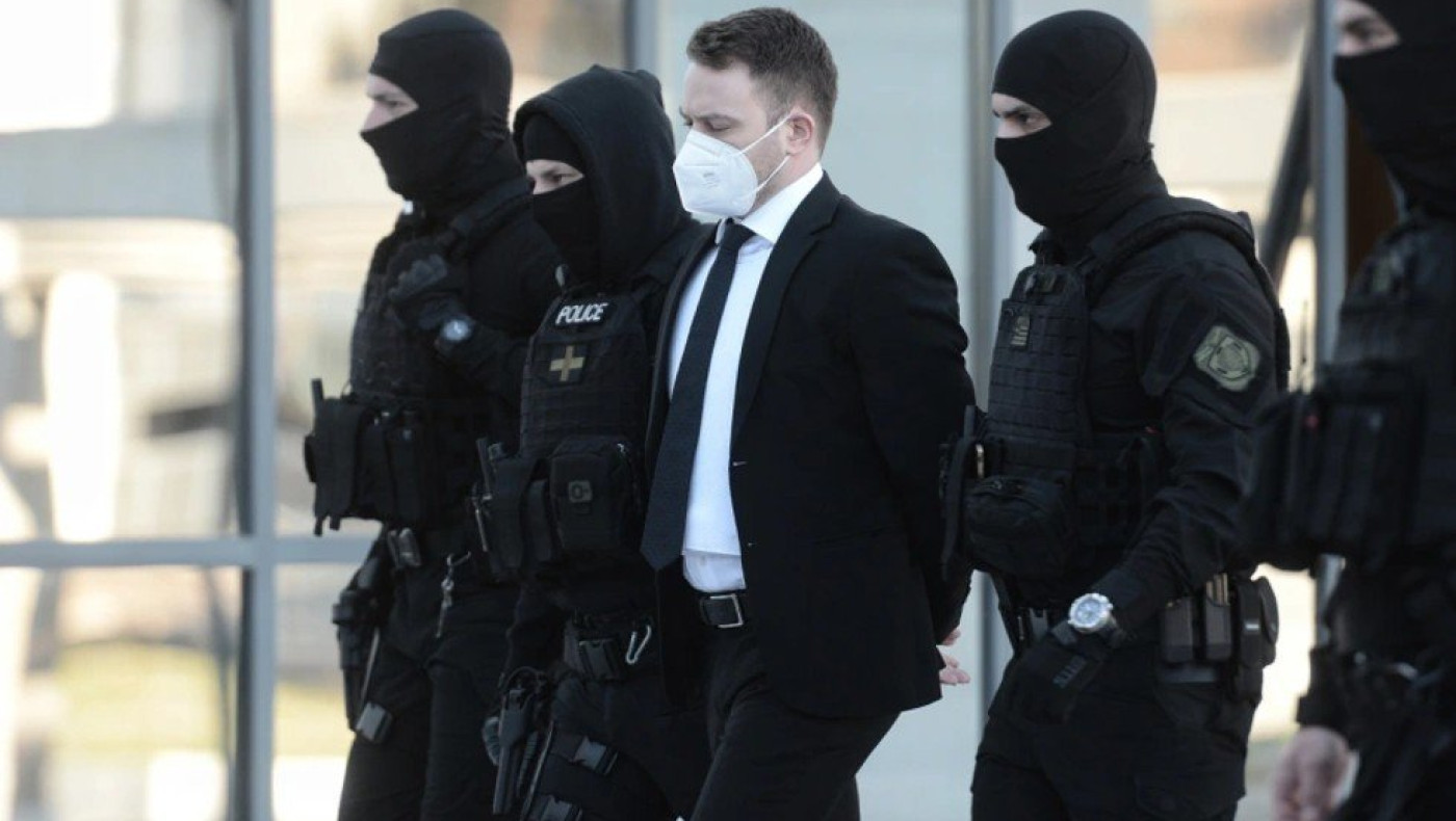 Μπάμπης Αναγνωστόπουλος: Ατάραχος στο εδώλιο -Αναβλήθηκε η δίκη