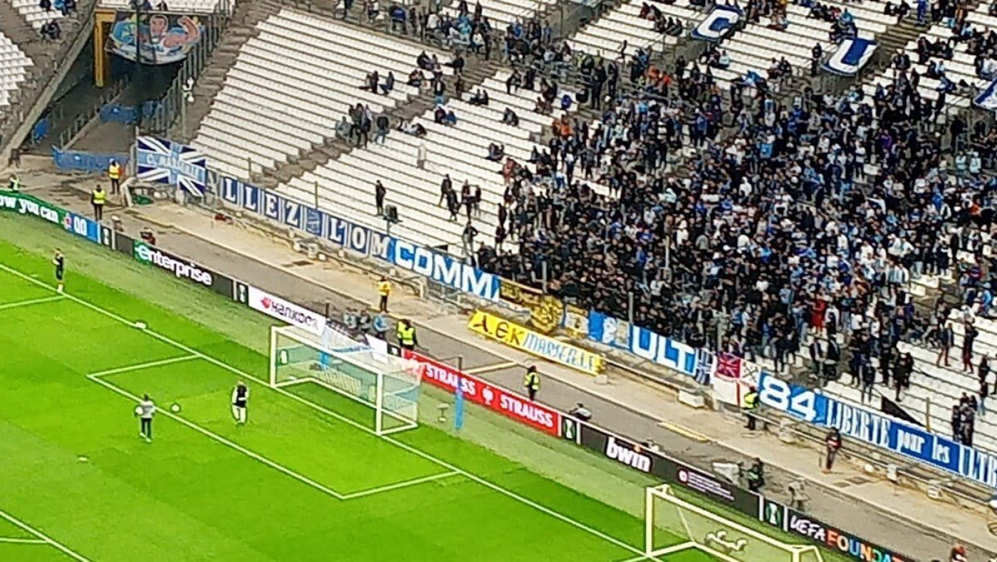 Οι Γάλλοι πετούν φωτοβολίδες ευθείας βολής στην κερκίδα του ΠΑΟΚ (vid)