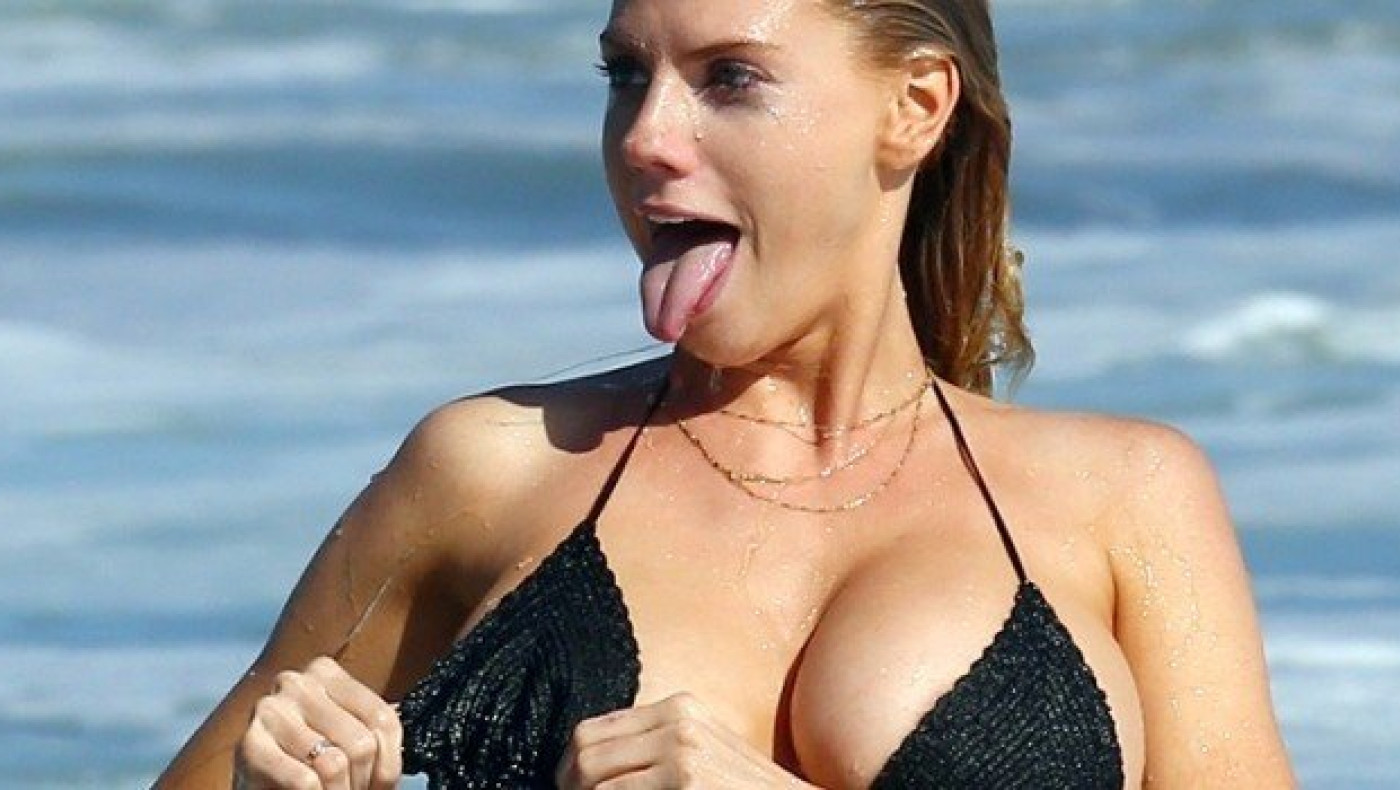 Το μικροσκοπικό μπικίνι της Σάρλοτ ΜακΚίνεϊ που «βάζει φωτιές» (Pics)