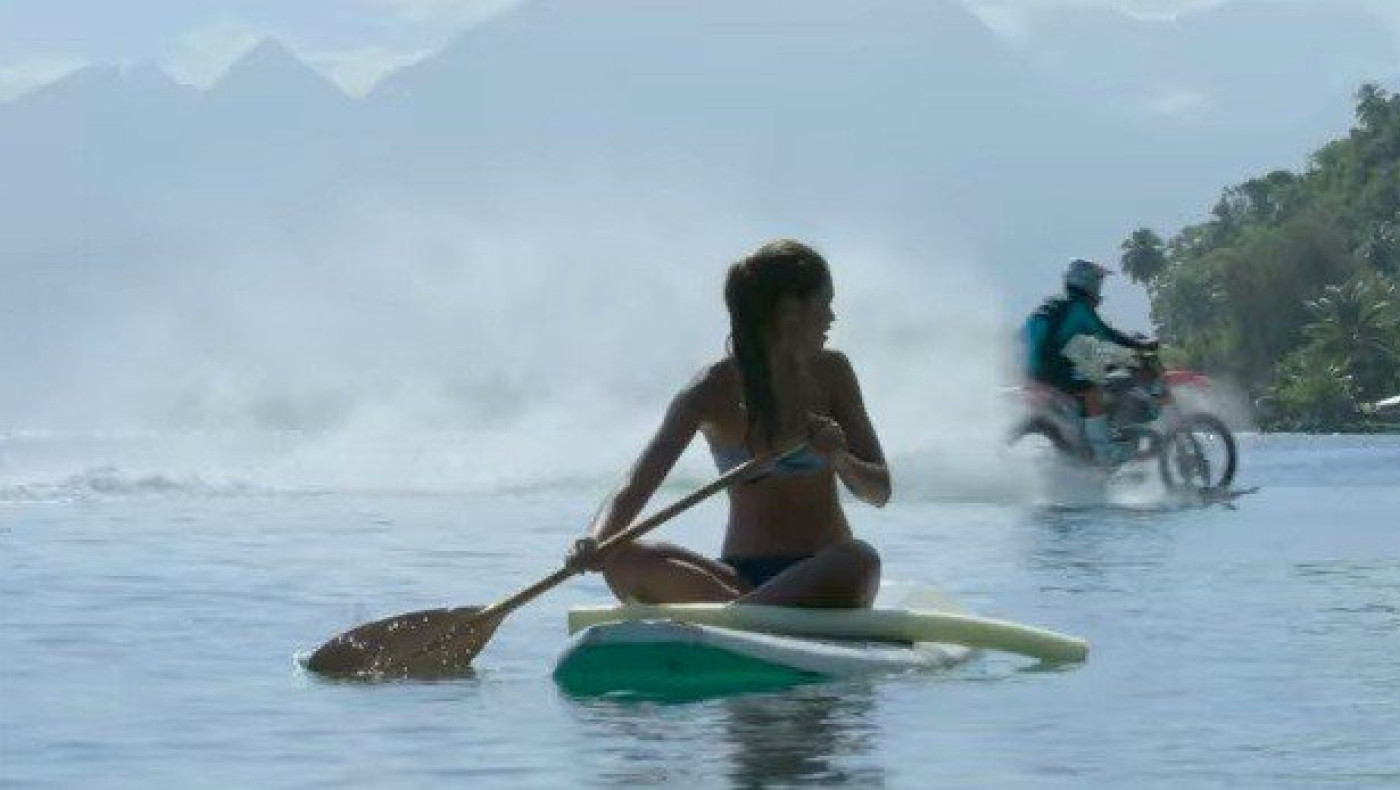 Μοτοσυκλέτα τρέχει πάνω στο νερό! (Vid)