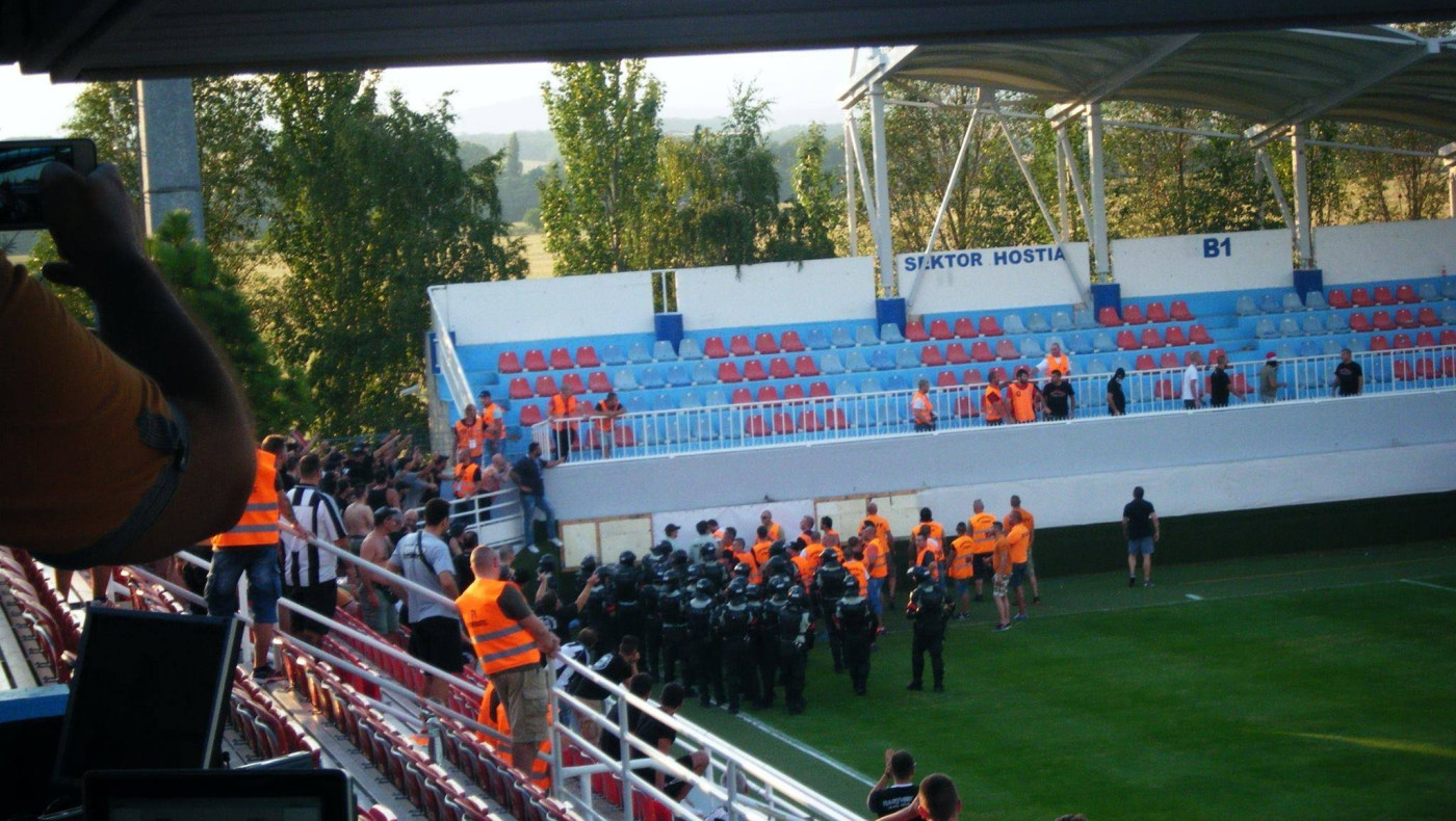 Ένταση μεταξύ οπαδών της Σπαρτάκ και του ΠΑΟΚ (Vid)