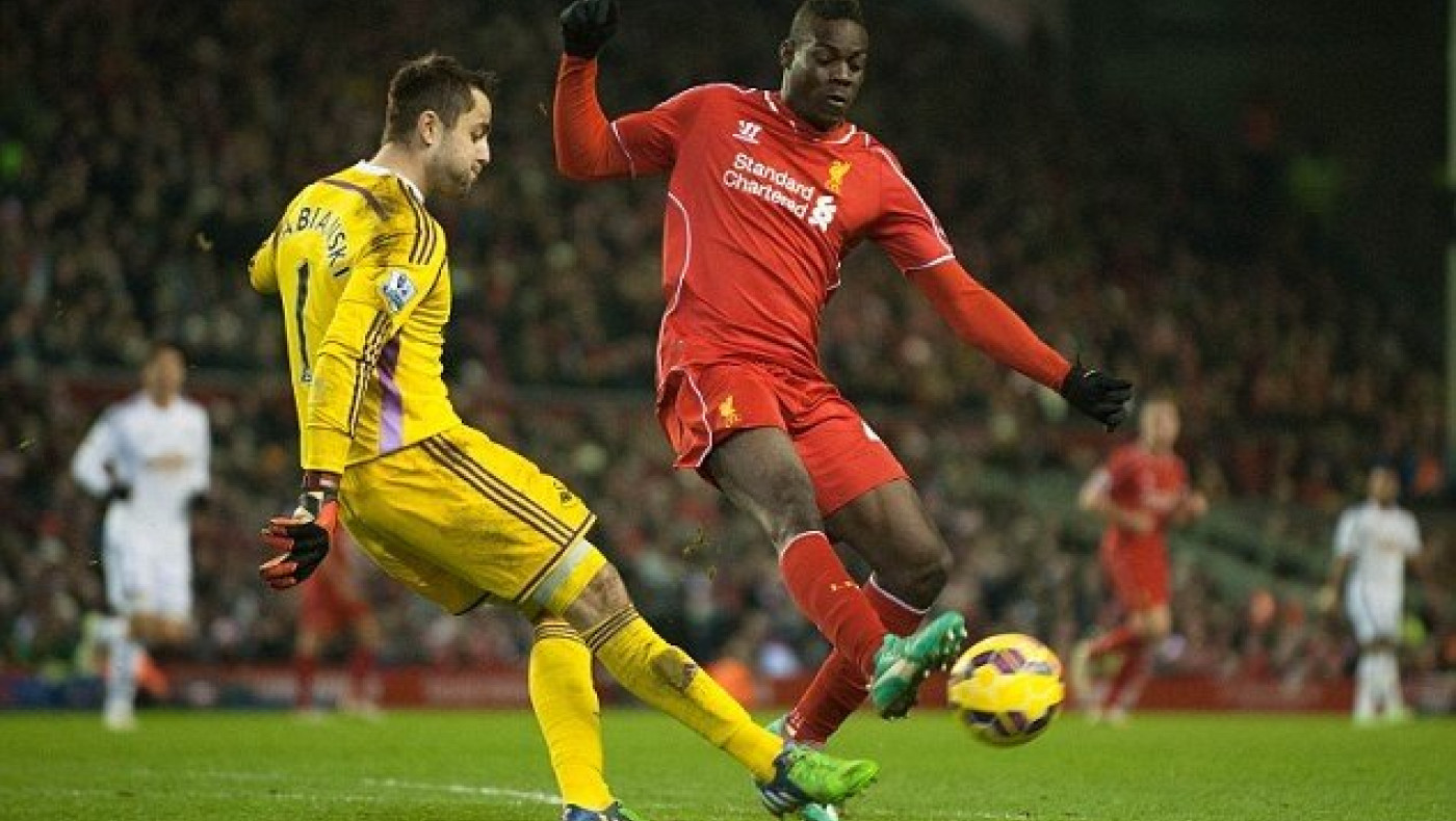 Δείτε τα... απίστευτα παπούτσια του Μπαλοτέλι (pics)