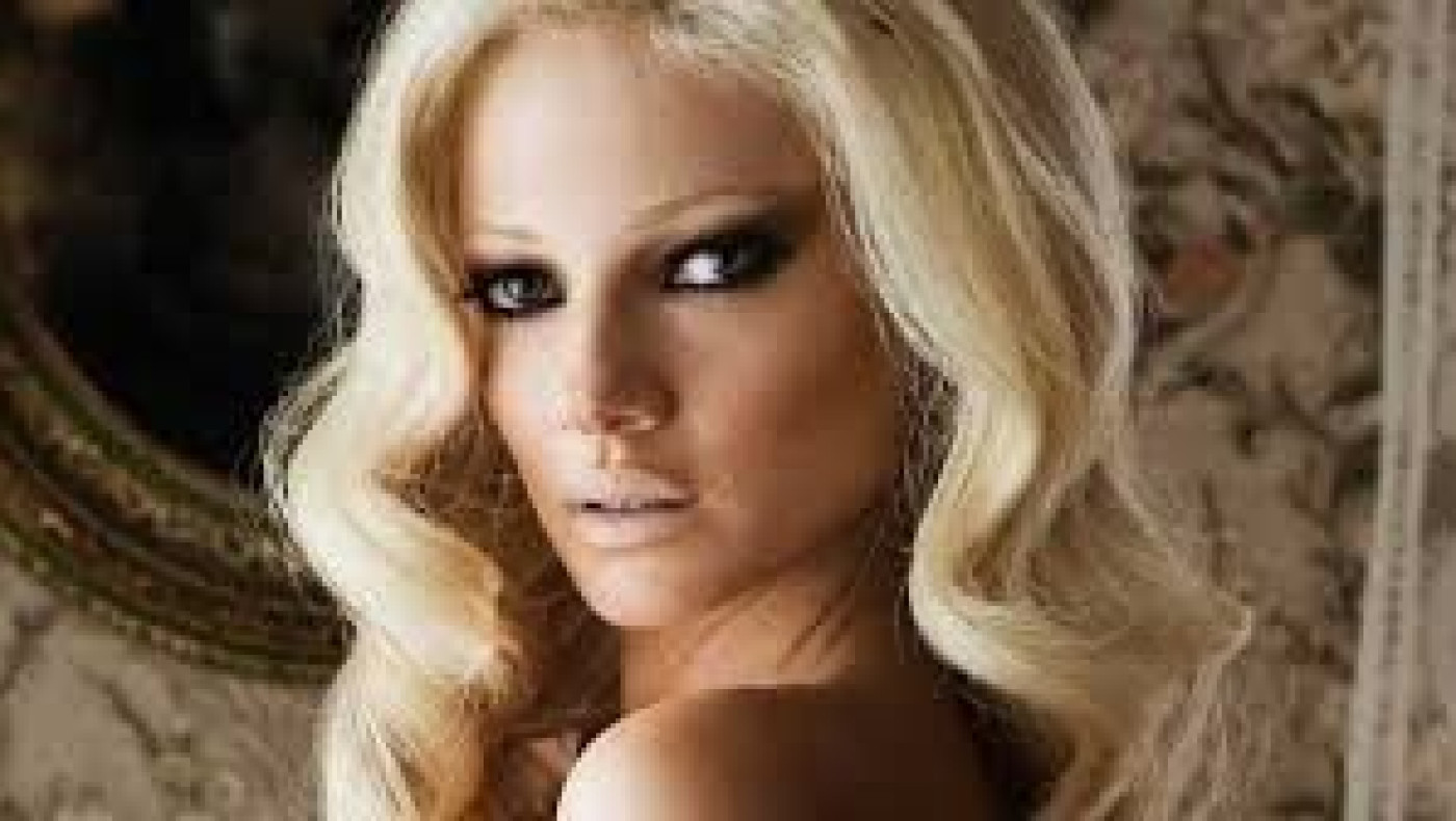 Με λευκό μικροσκοπικό μπικίνι στη Μύκονο η Τζούλια