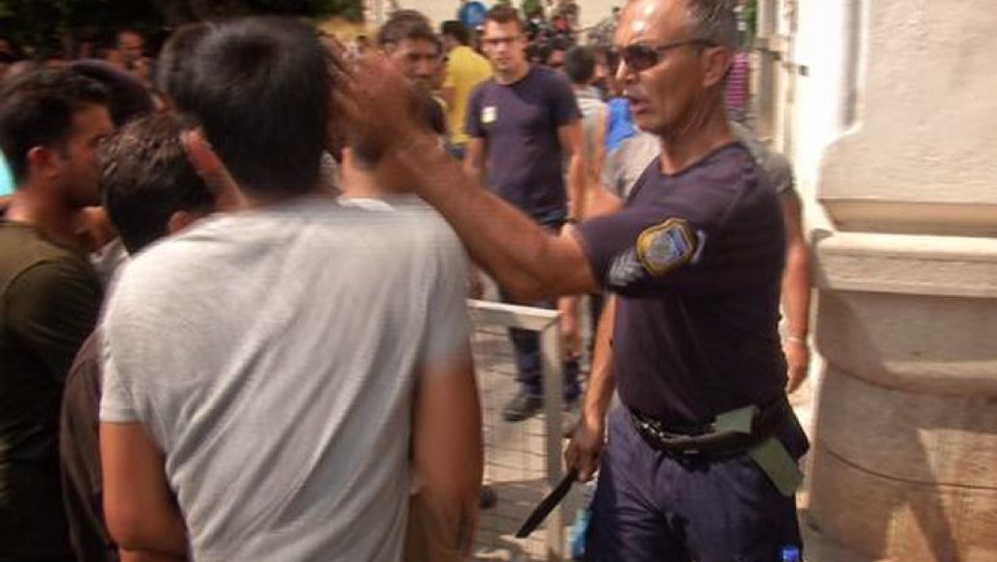 Τον «χάιδεψα» δηλώνει ο αστυνομικός στην Κω! (ΒΙΝΤΕΟ)