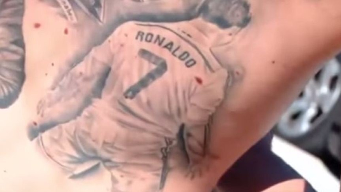 Η τρέλα πάει στα βουνά - «Χτύπησε» τον Κριστιάνο στην πλάτη του! (pic)