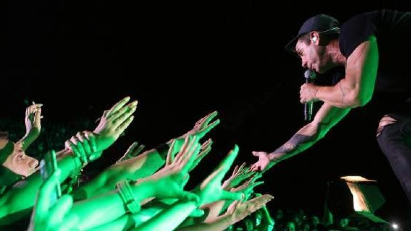  Ξέσπασε σε κλάματα την ώρα συναυλίας ο Μαζωνάκης (VIDEO)