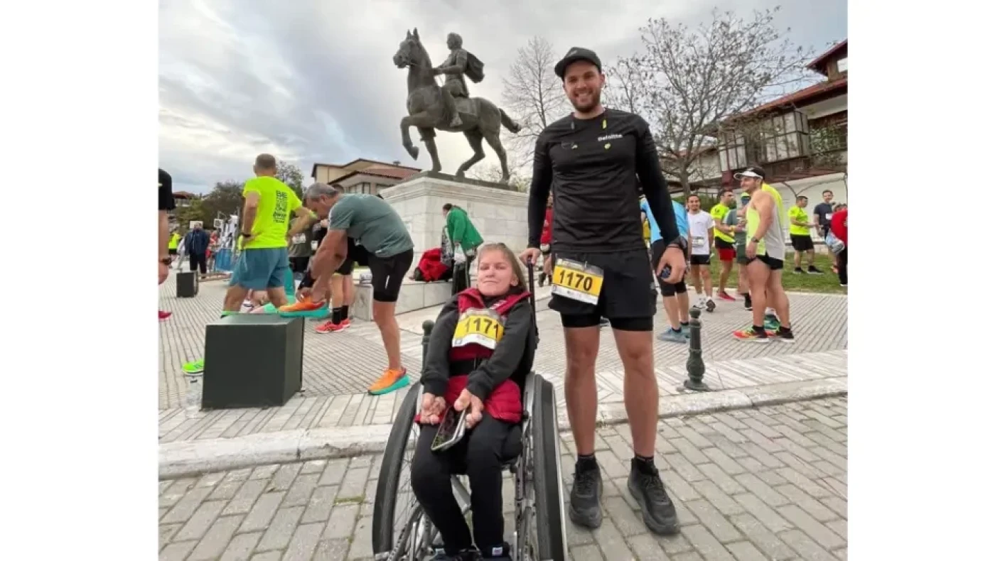 «Μέγας Αλέξανδρος»: Ο Μάριος έγινε... τα πόδια της Ελευθερίας για να τρέξουν