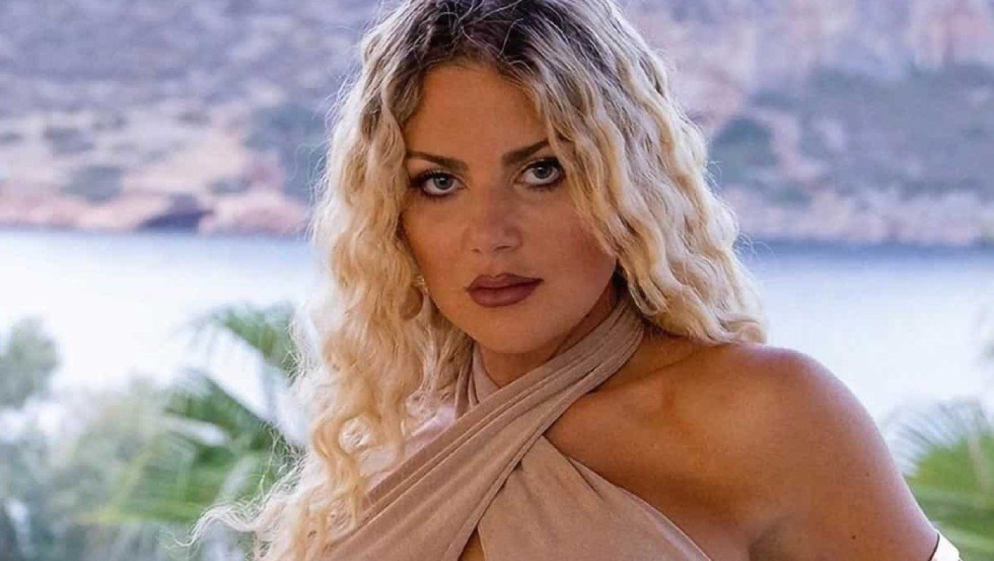 Ανανεωμένη με σέξι μπικίνι η Αθηνά New York μετά τον χωρισμό της με τον Παππά