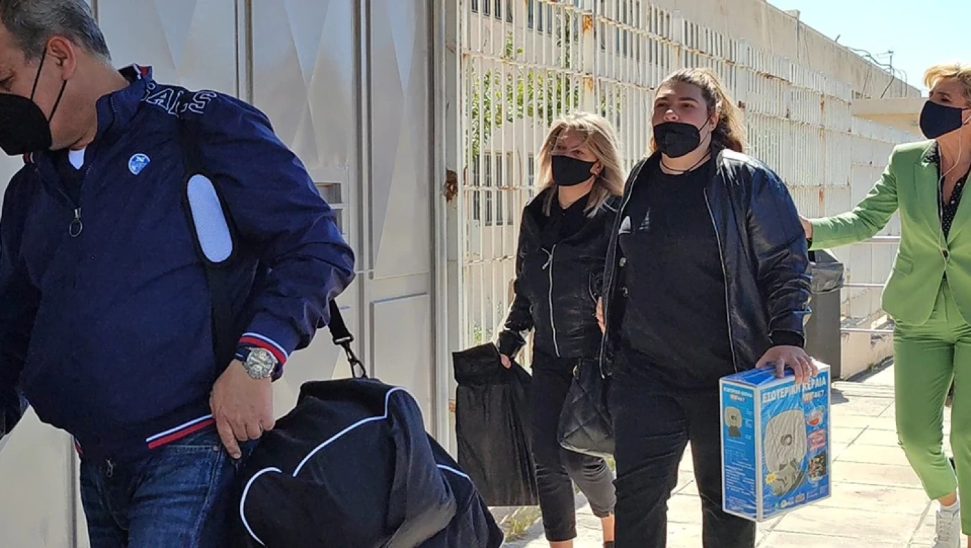 Αδερφή Ρούλας για Μάνο: «Την ημέρα της ανακοπής έμεινε για λίγες ώρες με τη Τζωρτζίνα»