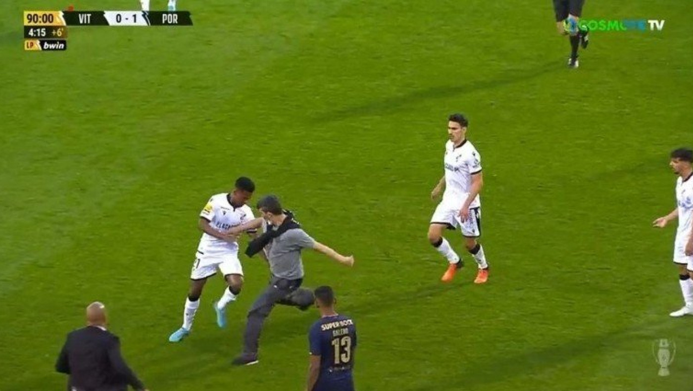 Γκιμαράες - Πόρτο: Οπαδός μπήκε στο γήπεδο κι άρχισε να κλωτσάει παίκτες!