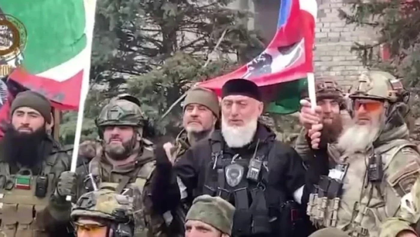 Οι Τσετσένοι του Καντίροφ πανηγυρίζουν στα ερείπια της Μαριούπολης