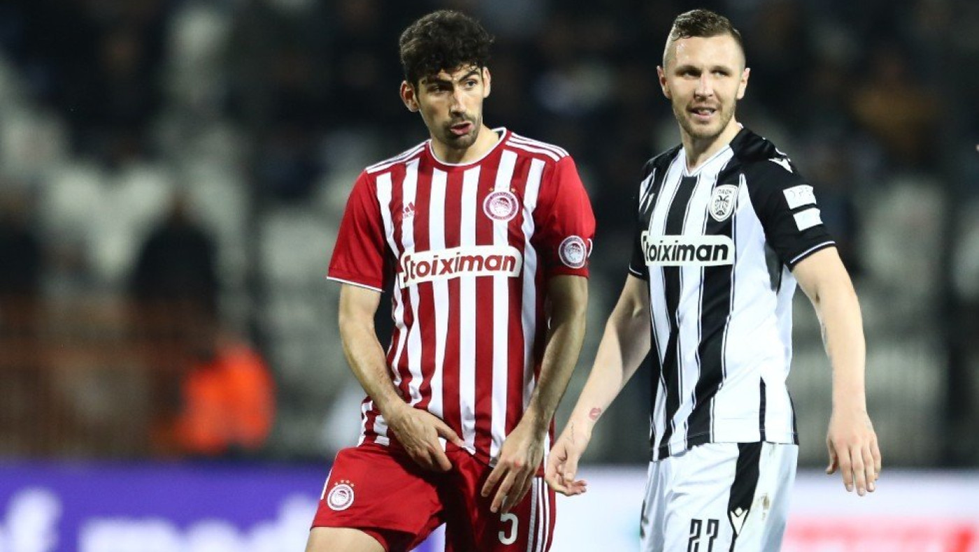 Προκλητικός Μπουχαλάκης έπιασε τα γεννητικά όργανα του