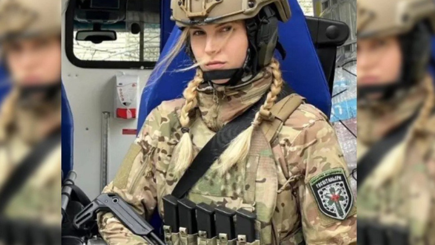 Καλλονή Ουκρανή στρατιωτικός στον πόλεμο με τη Ρωσία